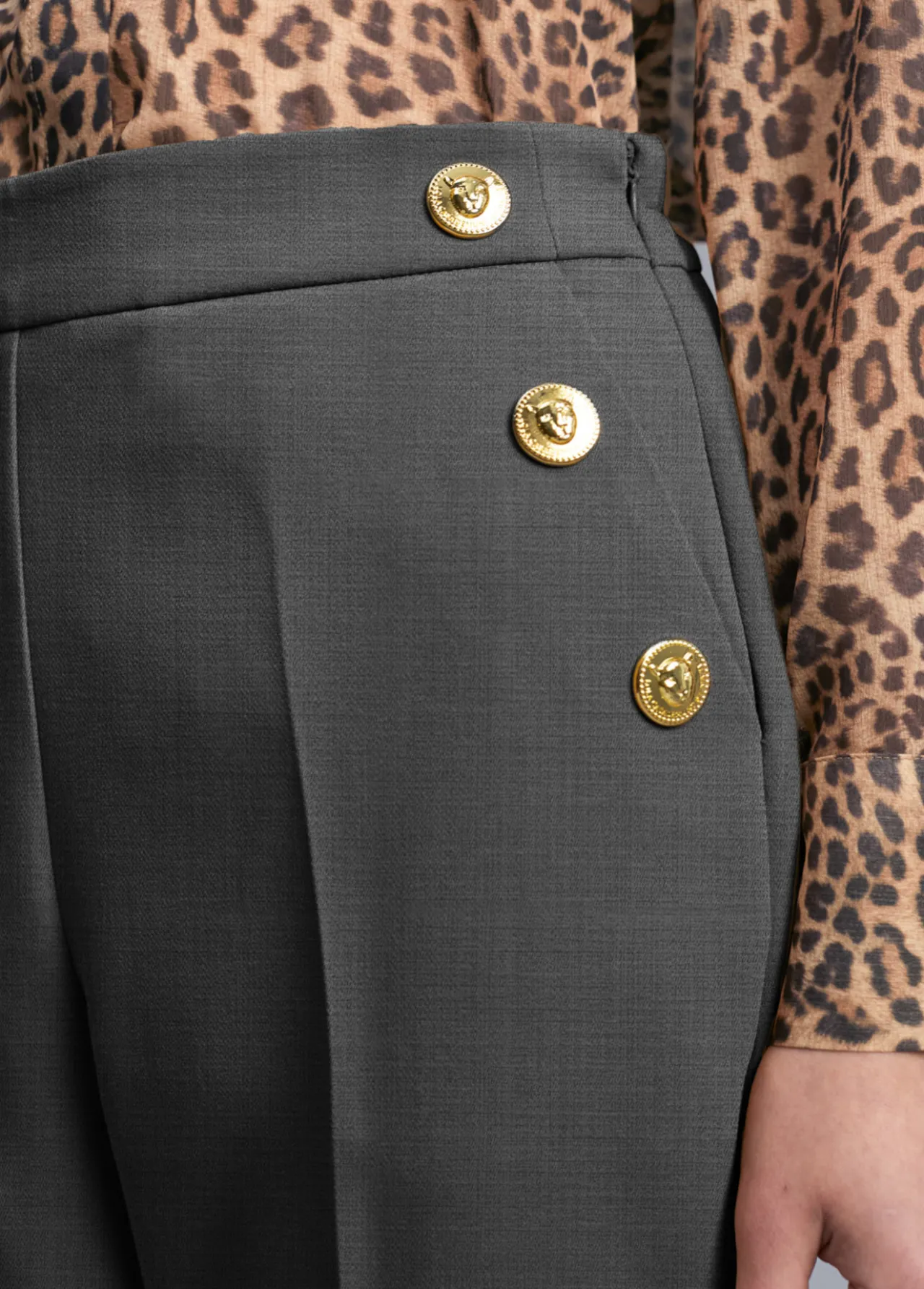 pantaln_detalle_botones_2.webp Lola Casademunt Pantalones<Pantalón detalle botones GRISOSCURO