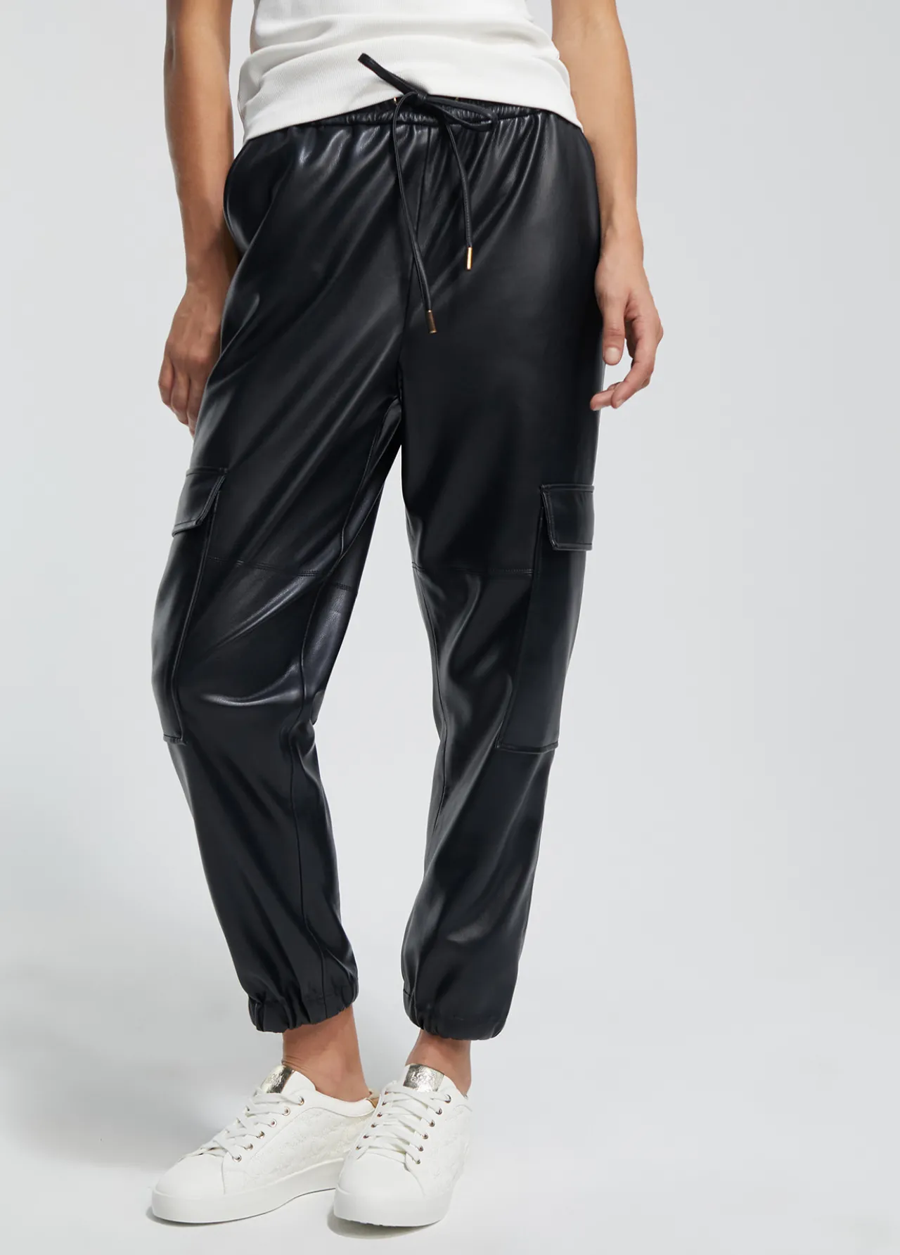 pantaln_efecto_piel_2.webp Lola Casademunt Pantalones<Pantalón efecto piel NEGRO