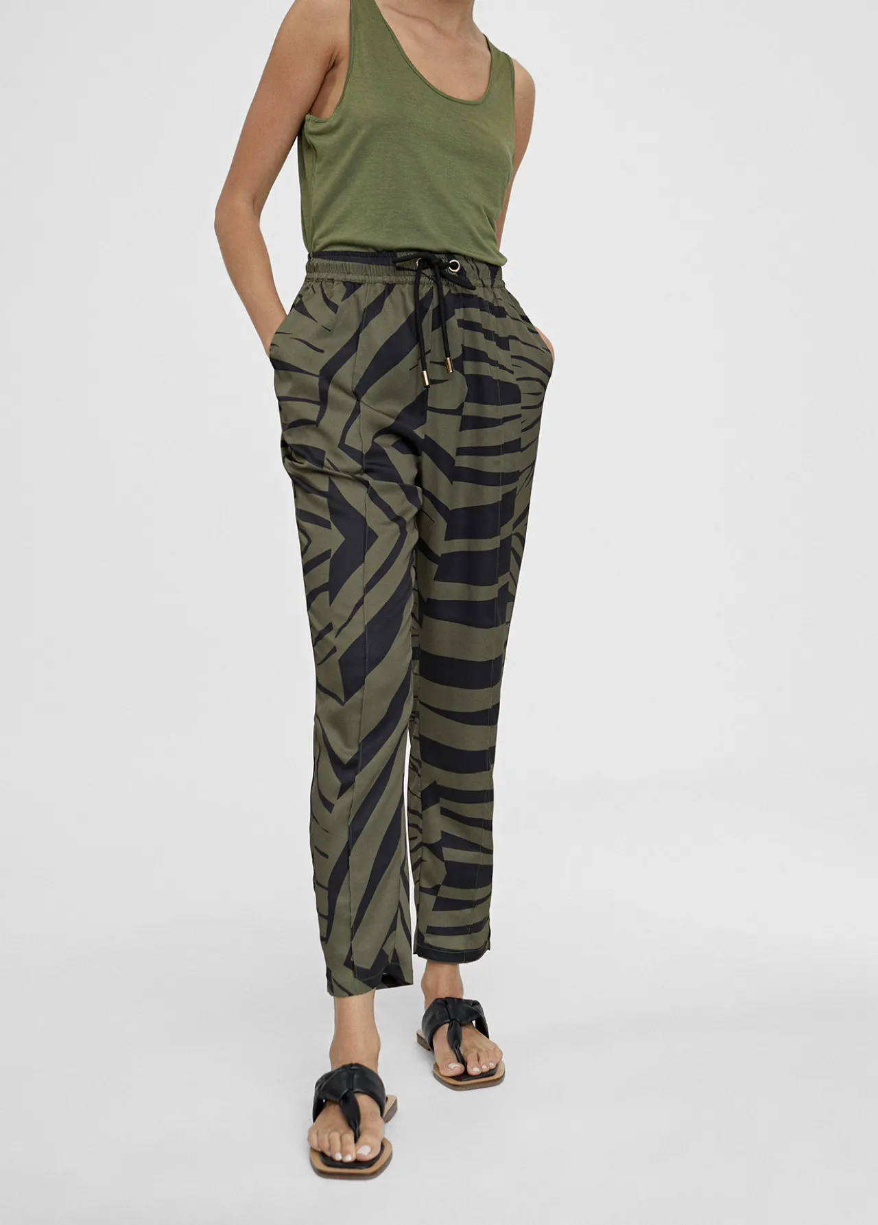 pantaln_jogging_estampado_cebra_4.webp Lola Casademunt Pantalones<Pantalón jogging estampado cebra NEGRO-VERDE