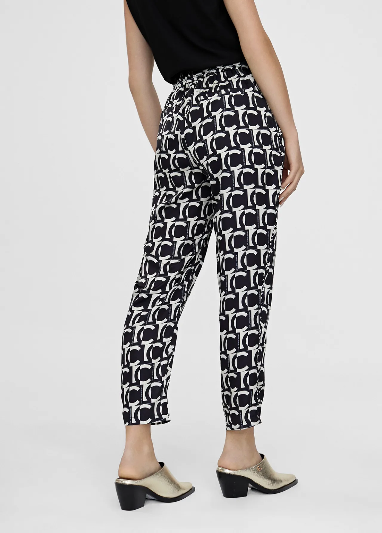 pantaln_jogging_monograma_2.webp Lola Casademunt Pantalones<Pantalón jogging monograma BLANCO-NEGRO