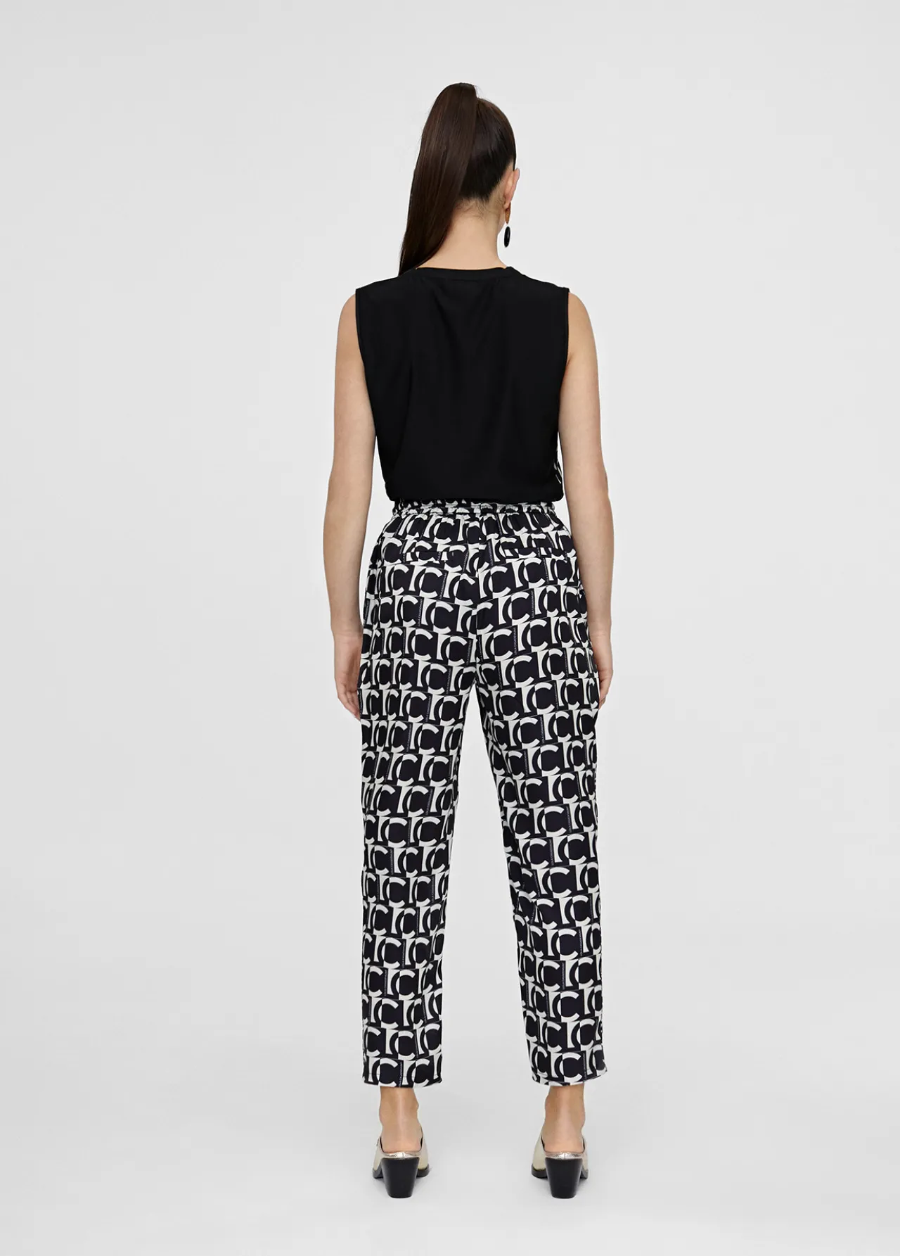 pantaln_jogging_monograma_3.webp Lola Casademunt Pantalones<Pantalón jogging monograma BLANCO-NEGRO