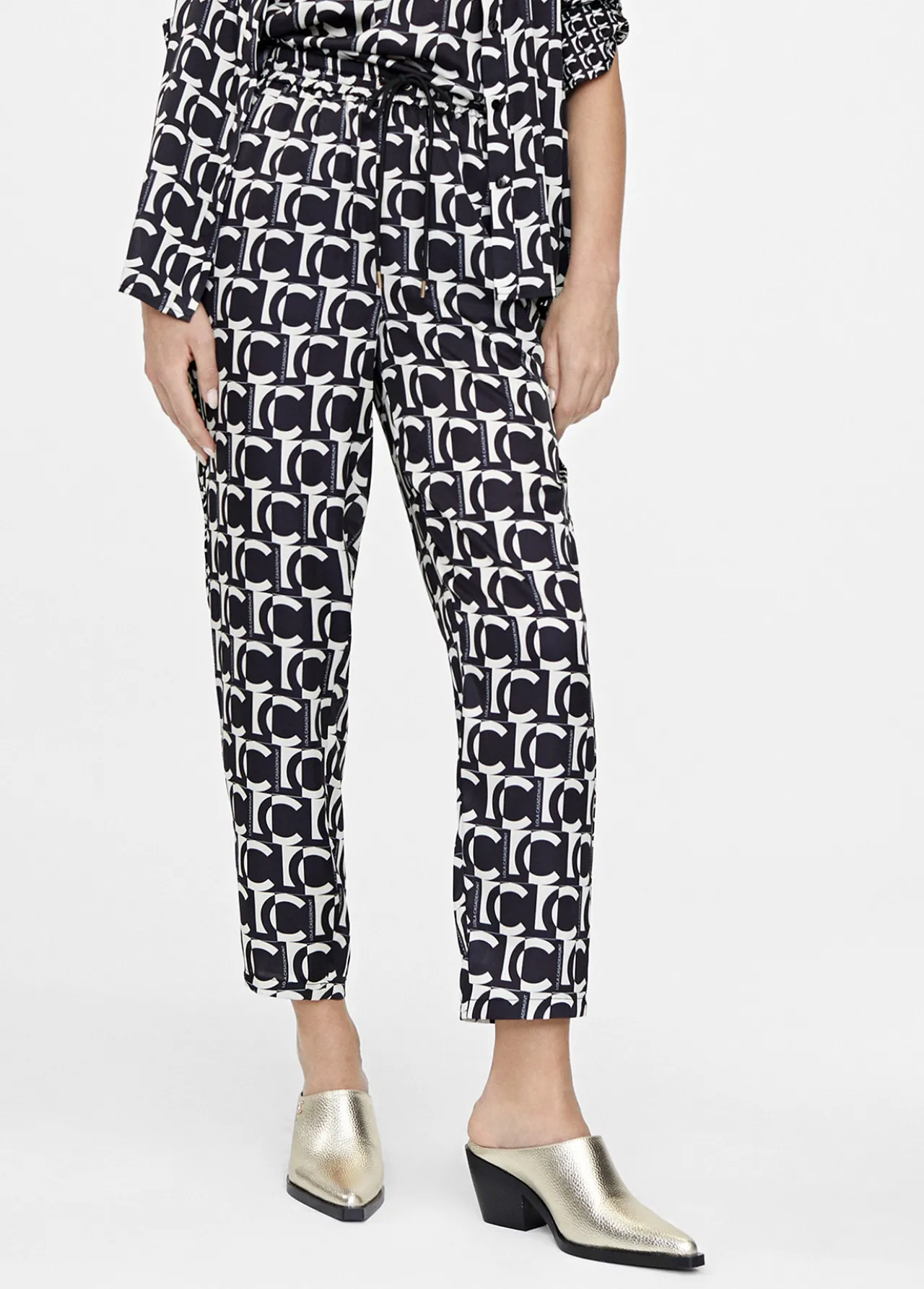 pantaln_jogging_monograma_5.webp Lola Casademunt Pantalones<Pantalón jogging monograma BLANCO-NEGRO