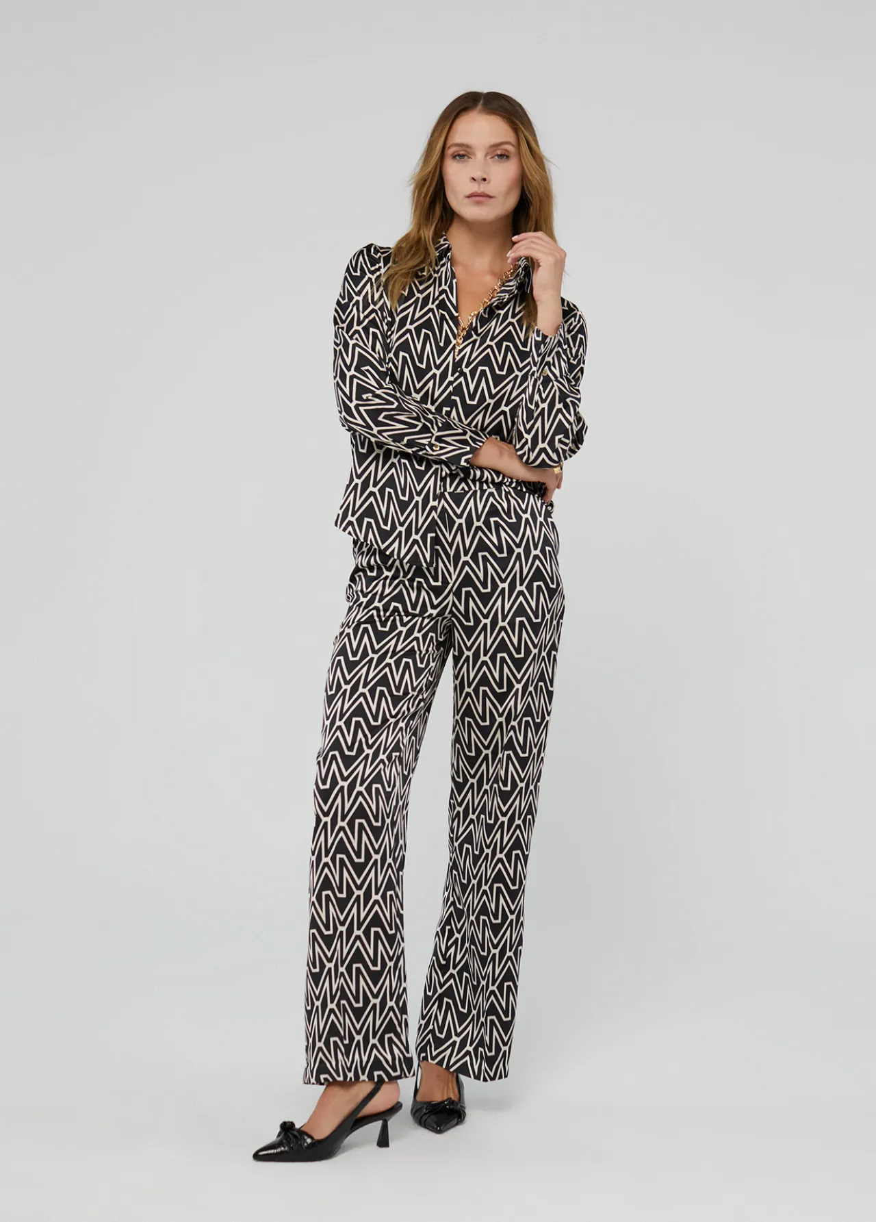 pantaln_monograma_m_0.webp Lola Casademunt Pantalones<Pantalón monograma M NEGRO-CRUDO