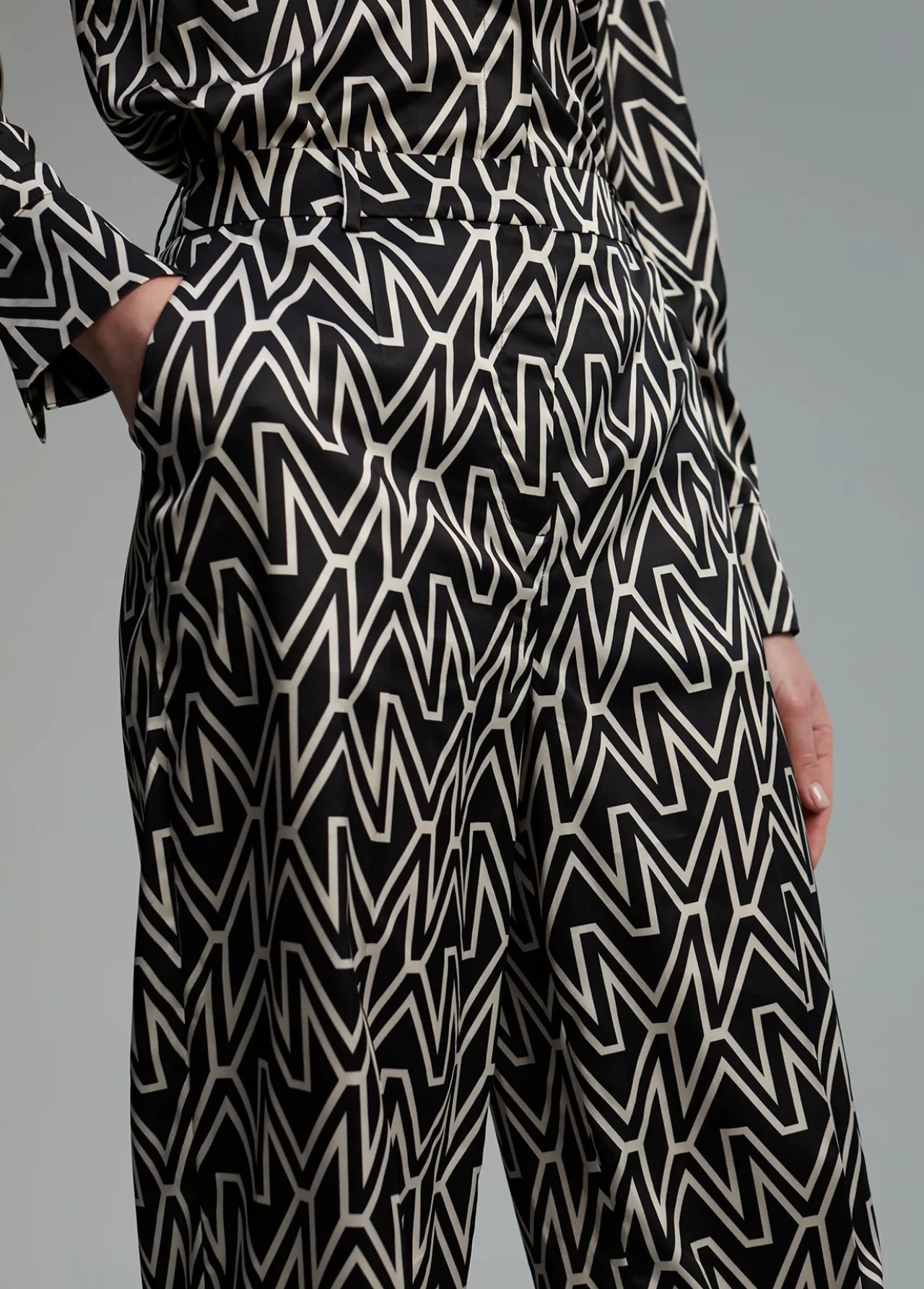 pantaln_monograma_m_2.webp Lola Casademunt Pantalones<Pantalón monograma M NEGRO-CRUDO