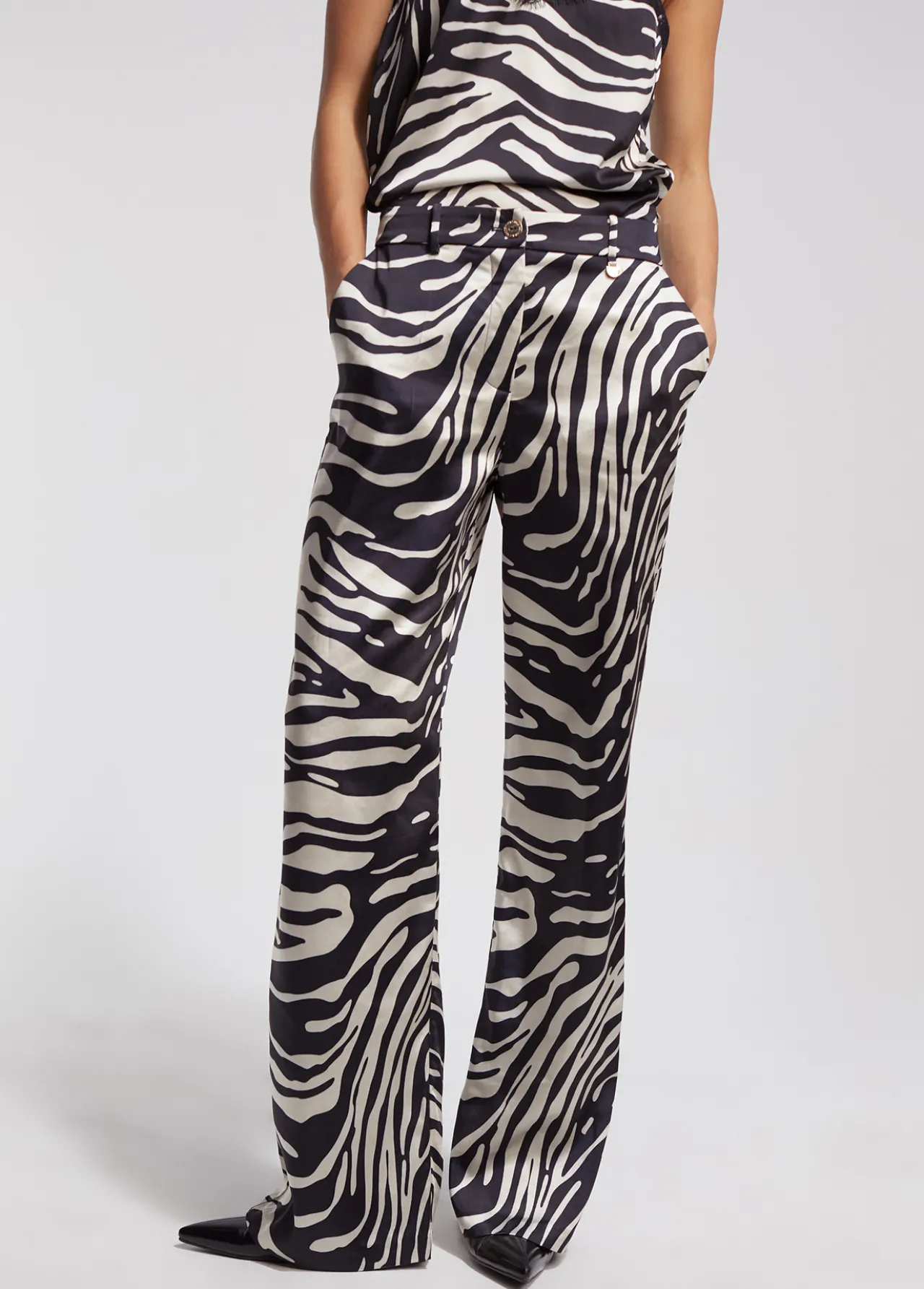 pantaln_palazzo_cebra_2.webp Lola Casademunt Animal Print | Pantalones<Pantalón palazzo cebra NEGRO-CRUDO