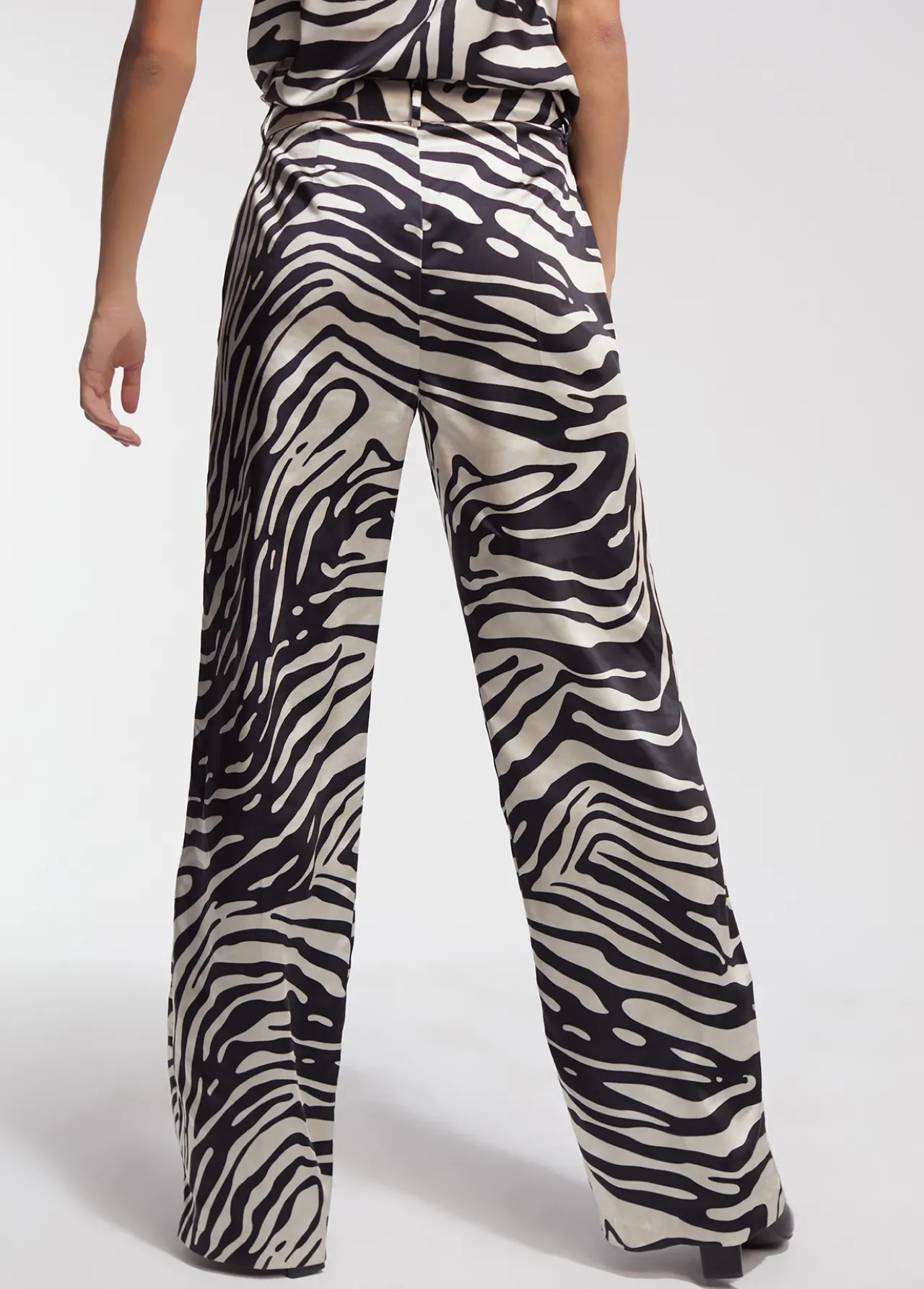 pantaln_palazzo_cebra_4.webp Lola Casademunt Animal Print | Pantalones<Pantalón palazzo cebra NEGRO-CRUDO