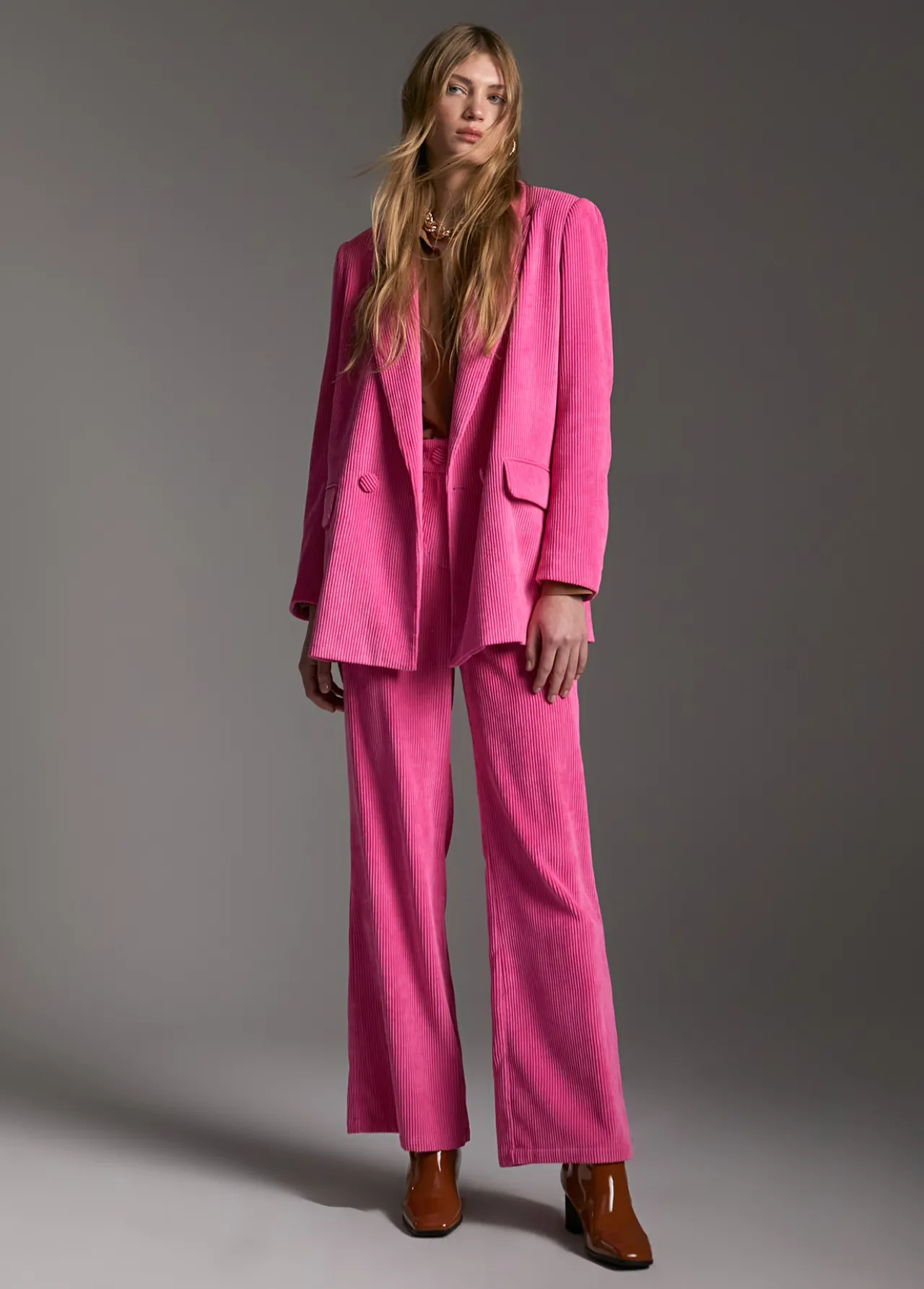 pantaln_pana_wideleg_0-1.webp Lola Casademunt Pantalones<Pantalón pana wideleg CAMEL