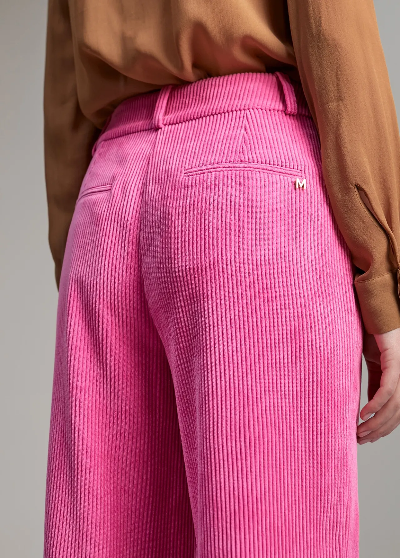 pantaln_pana_wideleg_3-1.webp Lola Casademunt Pantalones<Pantalón pana wideleg CAMEL