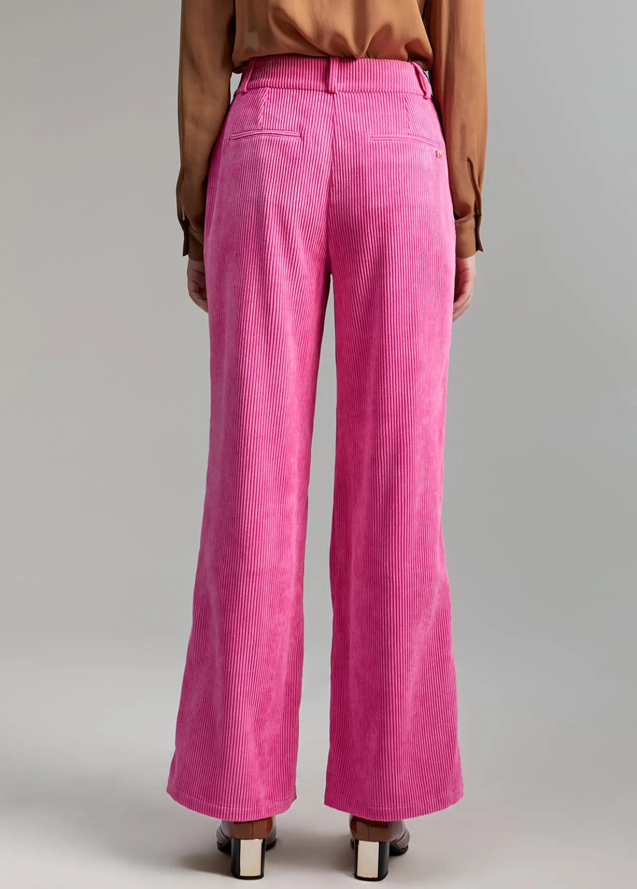 pantaln_pana_wideleg_4-1.webp Lola Casademunt Pantalones<Pantalón pana wideleg CAMEL