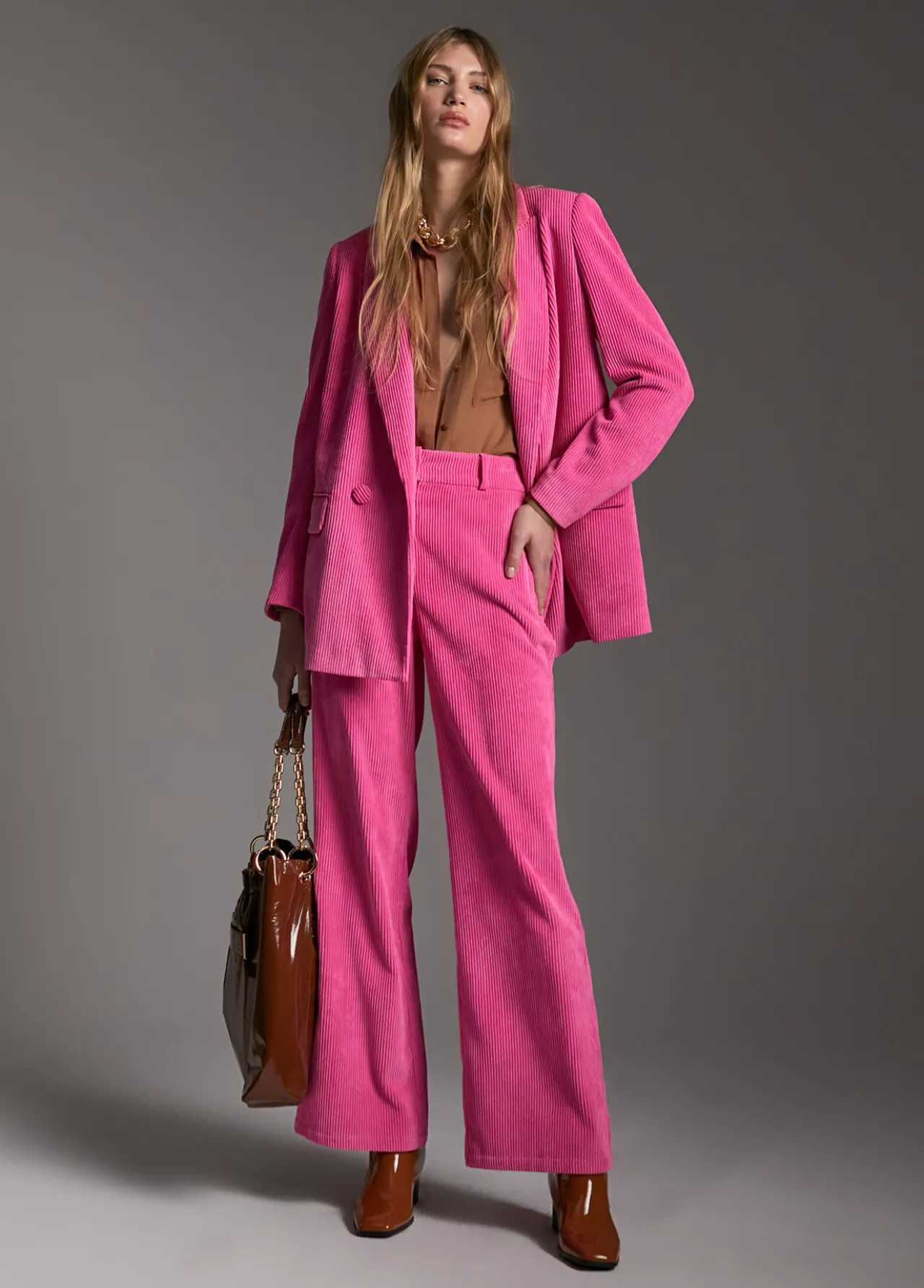 pantaln_pana_wideleg_5-1.webp Lola Casademunt Pantalones<Pantalón pana wideleg CAMEL
