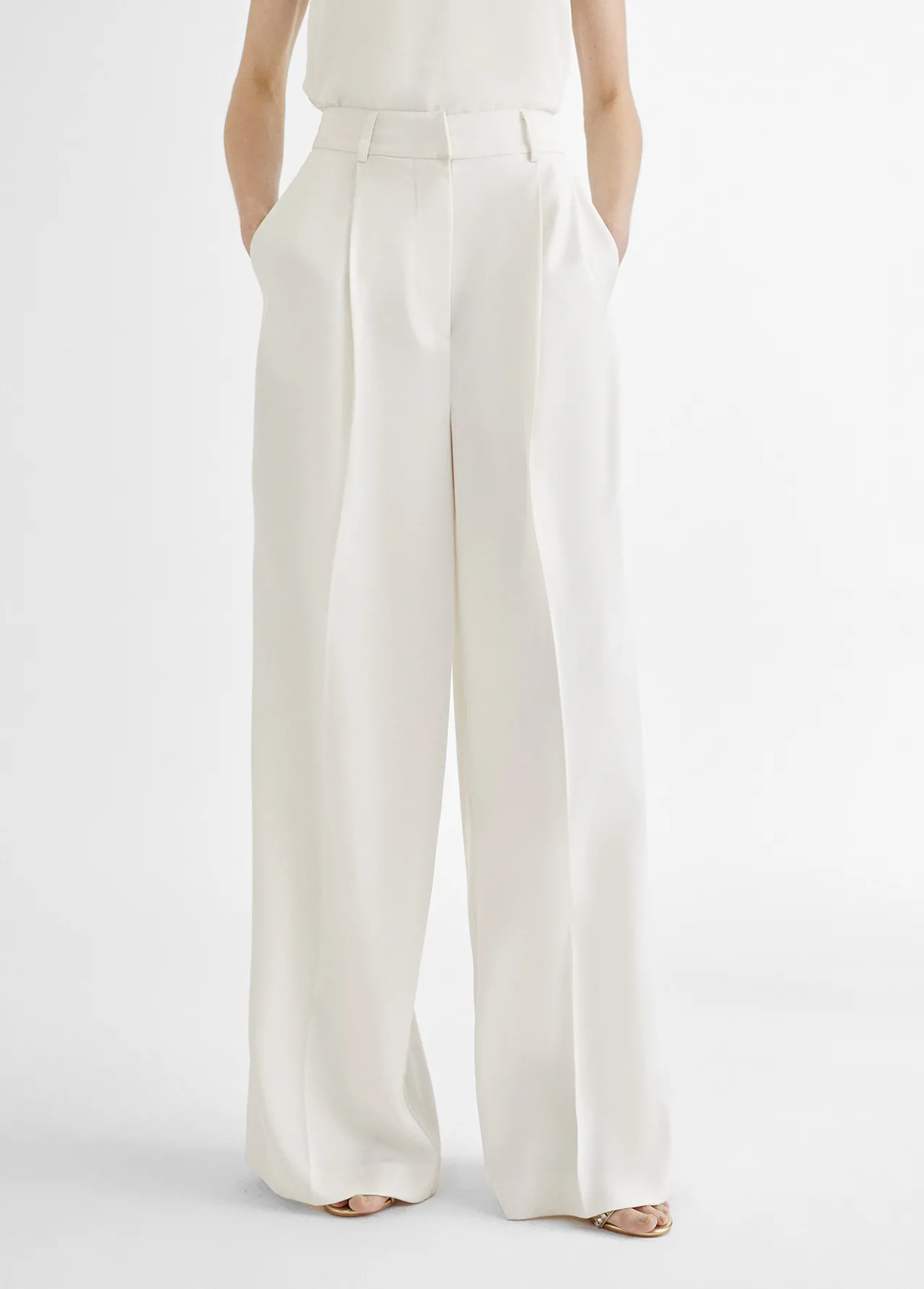 pantaln_pinzas_fluido_3.webp Lola Casademunt Pantalones<Pantalón pinzas fluido CRUDO