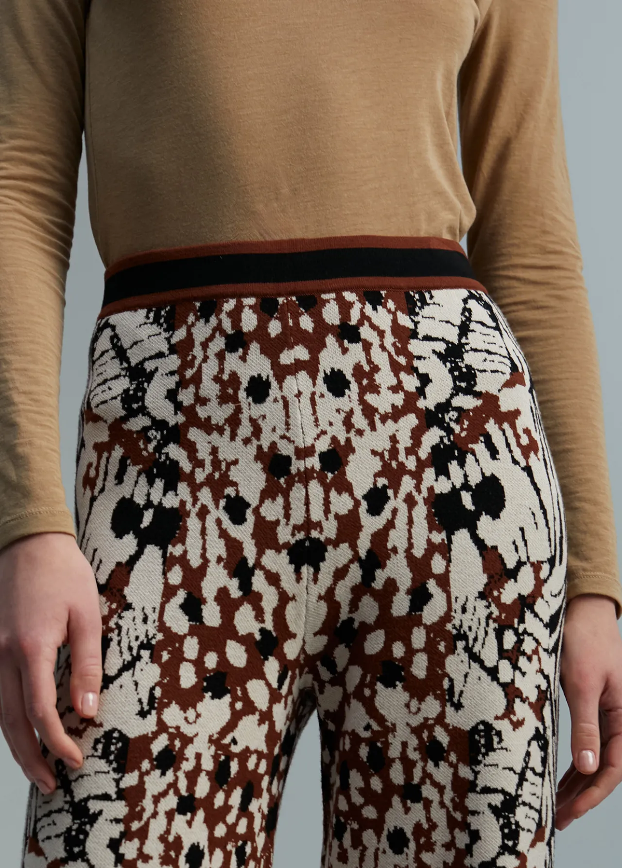 pantaln_punto_animal_print_1.webp Lola Casademunt Animal Print | Punto<Pantalón punto animal print MARRON-NEGRO