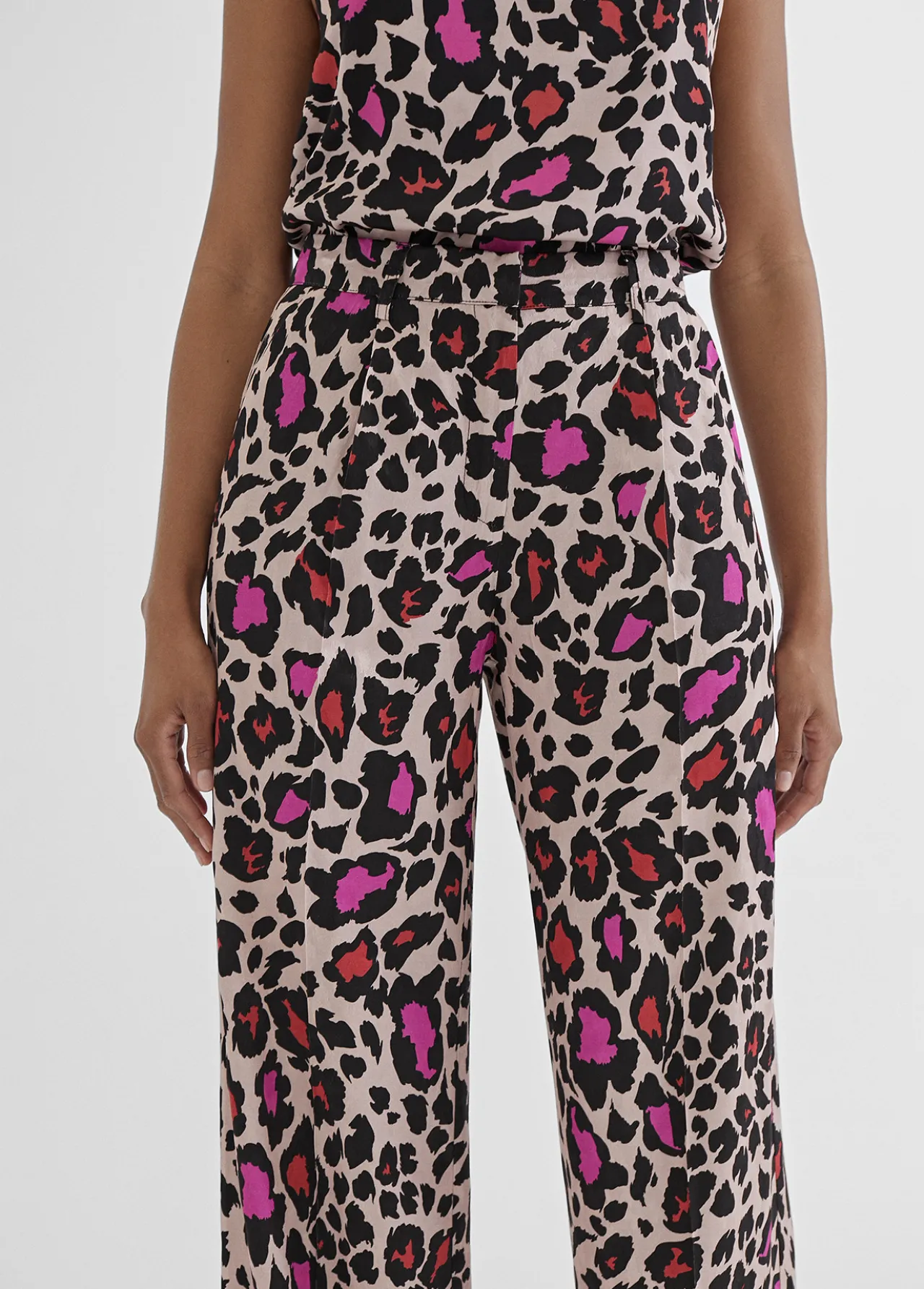 pantaln_recto_animal_print_4.webp Lola Casademunt Pantalones<Pantalón recto animal print ROJO-ROSA