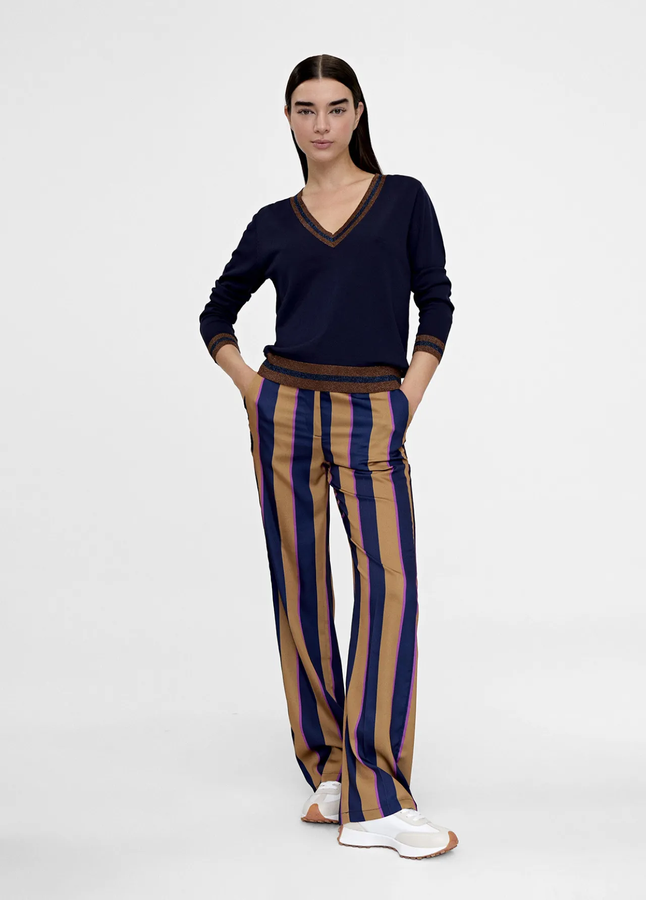 pantaln_satn_rayas_0.webp Lola Casademunt Pantalones<Pantalén satén rayas AZUL-MARRON