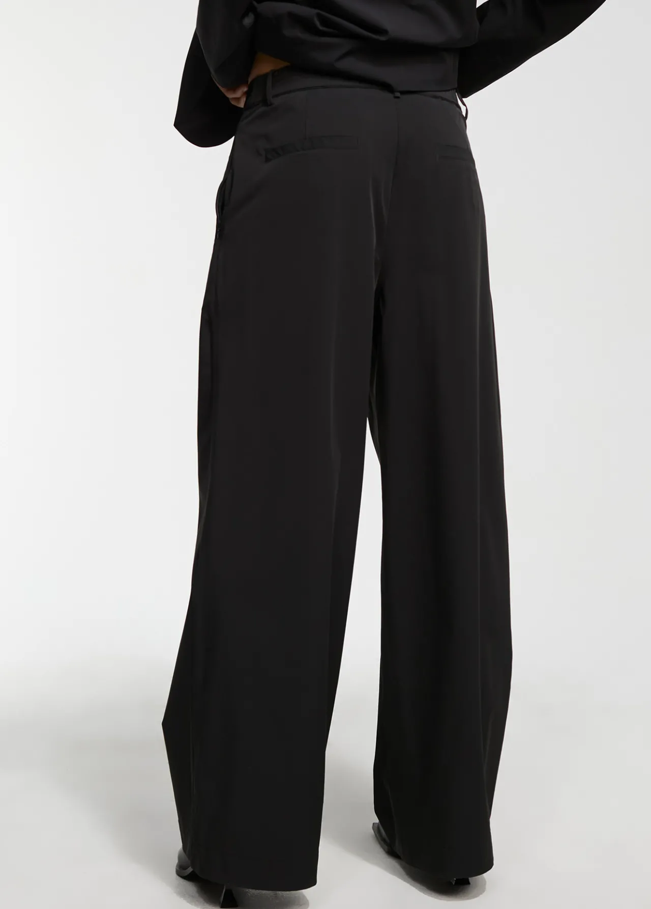 pantaln_tcnico_5-1.webp Lola Casademunt Pantalones<Pantalón técnico NEGRO