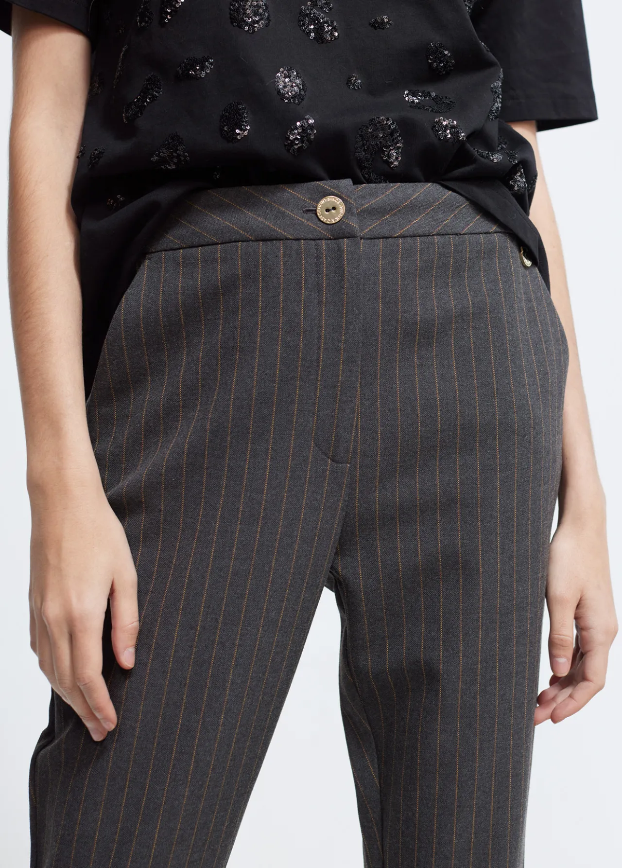 pantaln_traje_raya_diplomtica_1.webp Lola Casademunt Pantalones<Pantalón traje raya diplomática GRIS-MARRON
