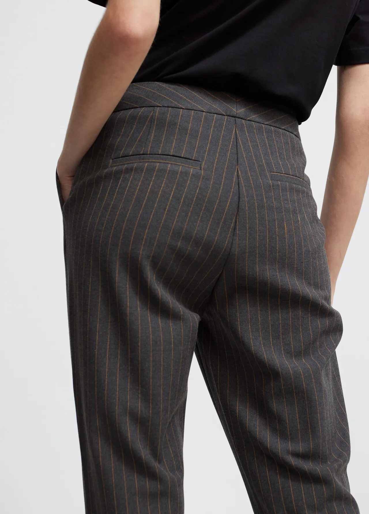 pantaln_traje_raya_diplomtica_2.webp Lola Casademunt Pantalones<Pantalón traje raya diplomática GRIS-MARRON