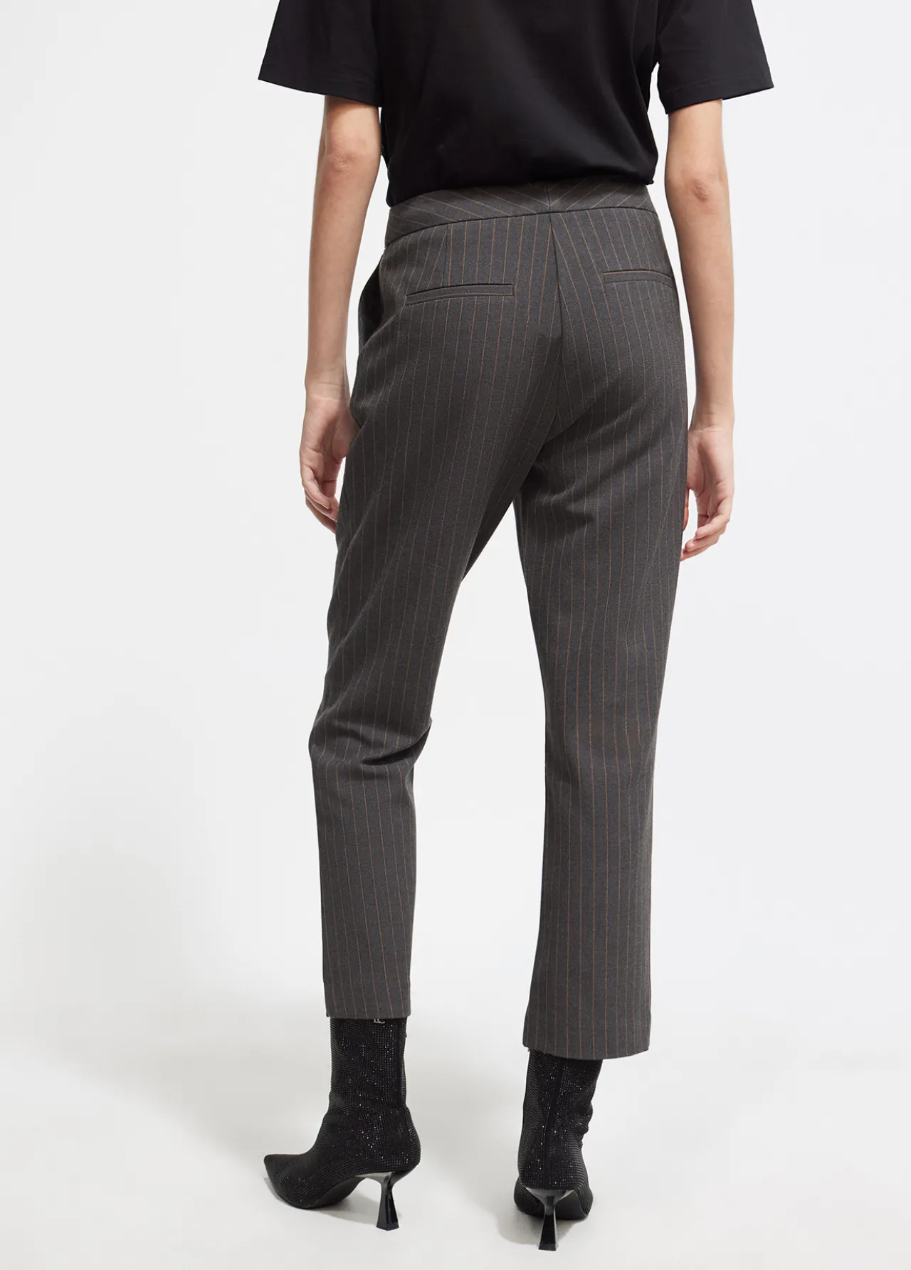 pantaln_traje_raya_diplomtica_3.webp Lola Casademunt Pantalones<Pantalón traje raya diplomática GRIS-MARRON
