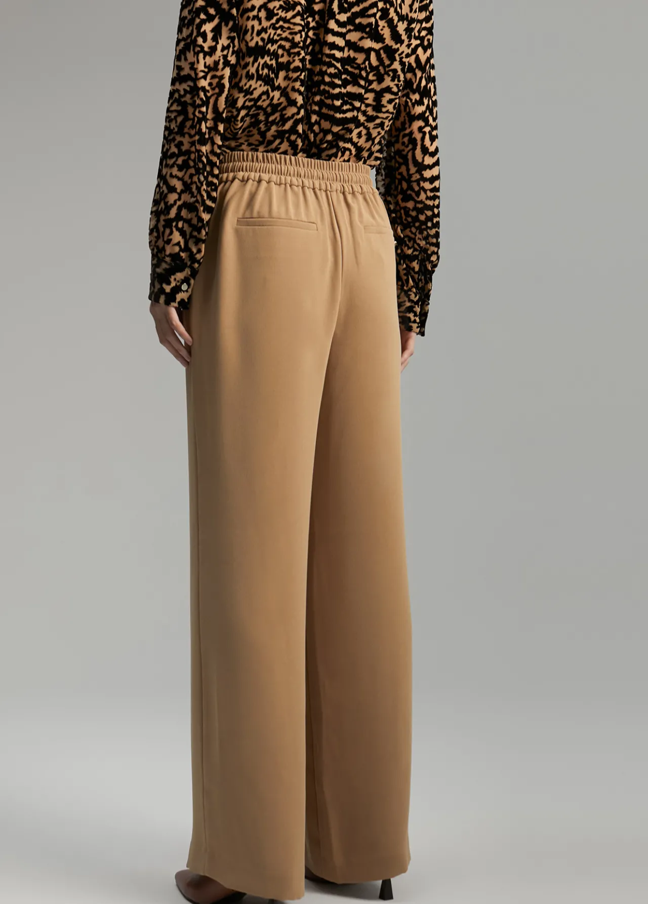 pantaln_wideleg_3.webp Lola Casademunt Pantalones<Pantalón wideleg CAMEL
