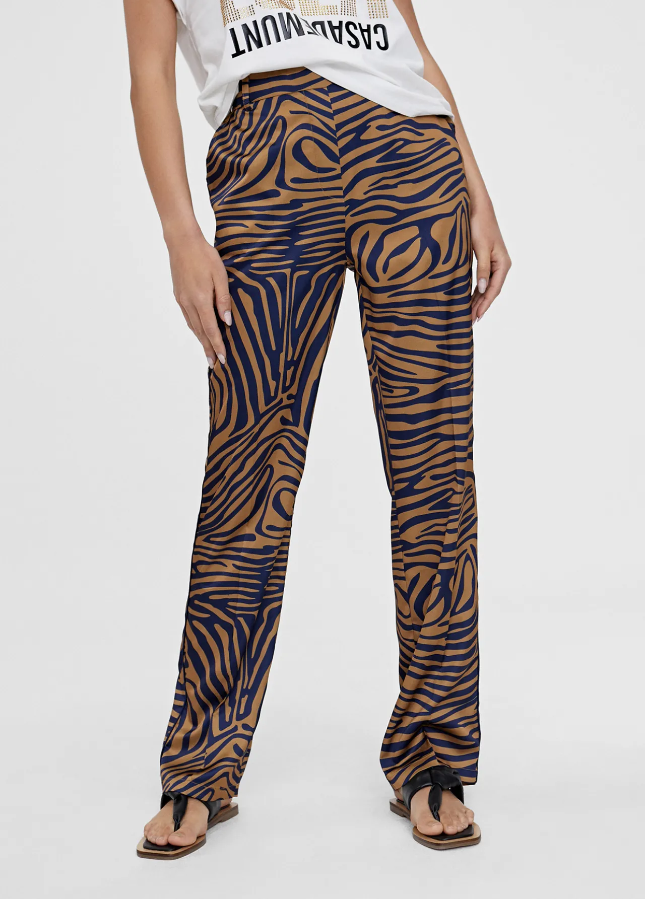 pantalon_recto_estampado_animal_3.webp Lola Casademunt Pantalones<Pantalon recto estampado animal MARRON-AZUL