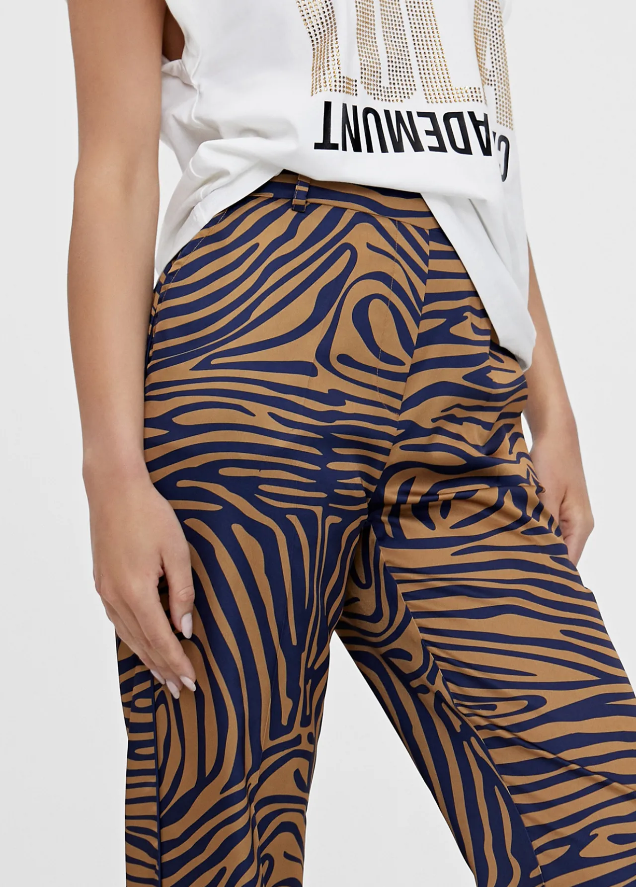 pantalon_recto_estampado_animal_4.webp Lola Casademunt Pantalones<Pantalon recto estampado animal MARRON-AZUL