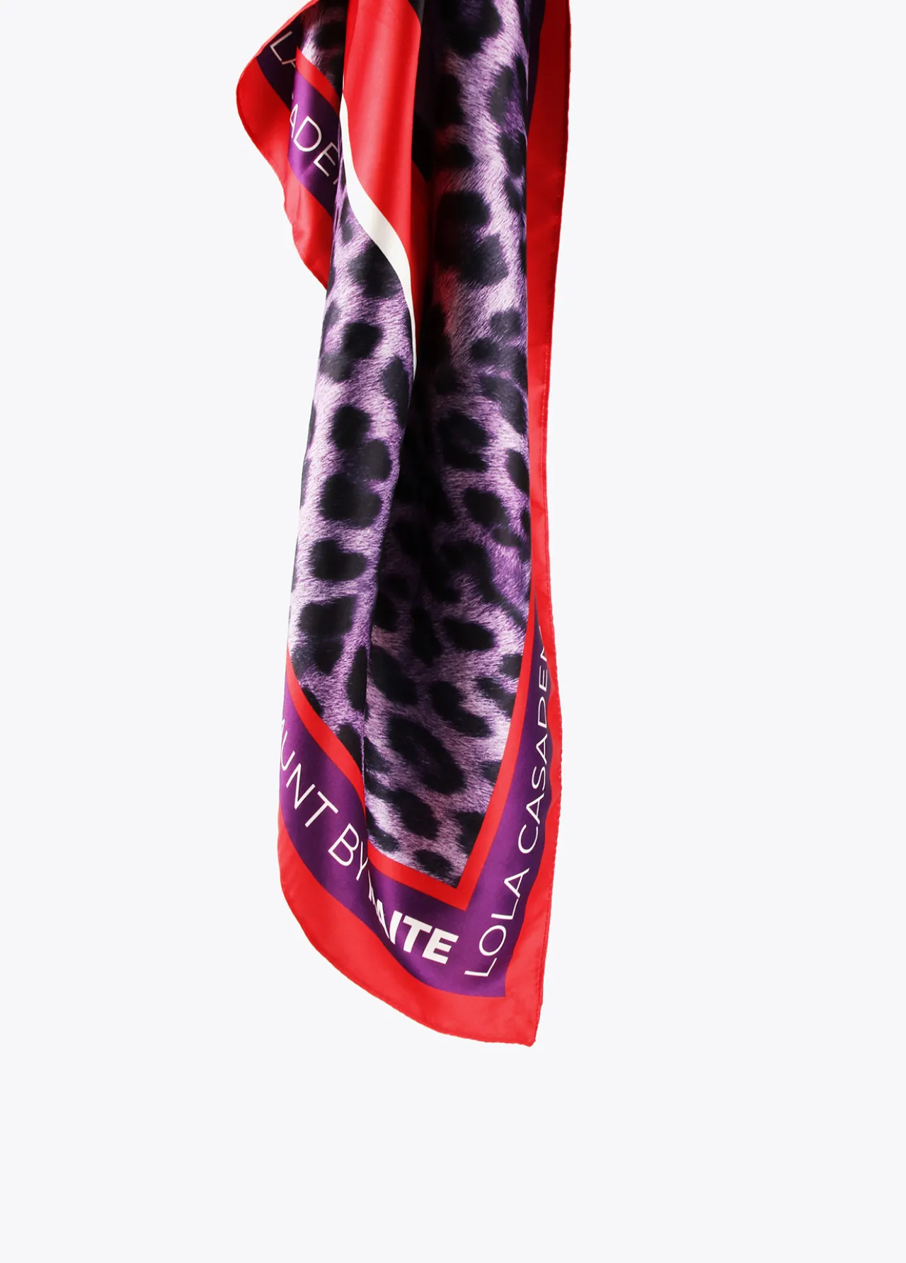pauelo_animal_leopardo_lilas_1.webp Lola Casademunt Accesorios<Pañuelo animal leopardo lilas LILA-ROJO