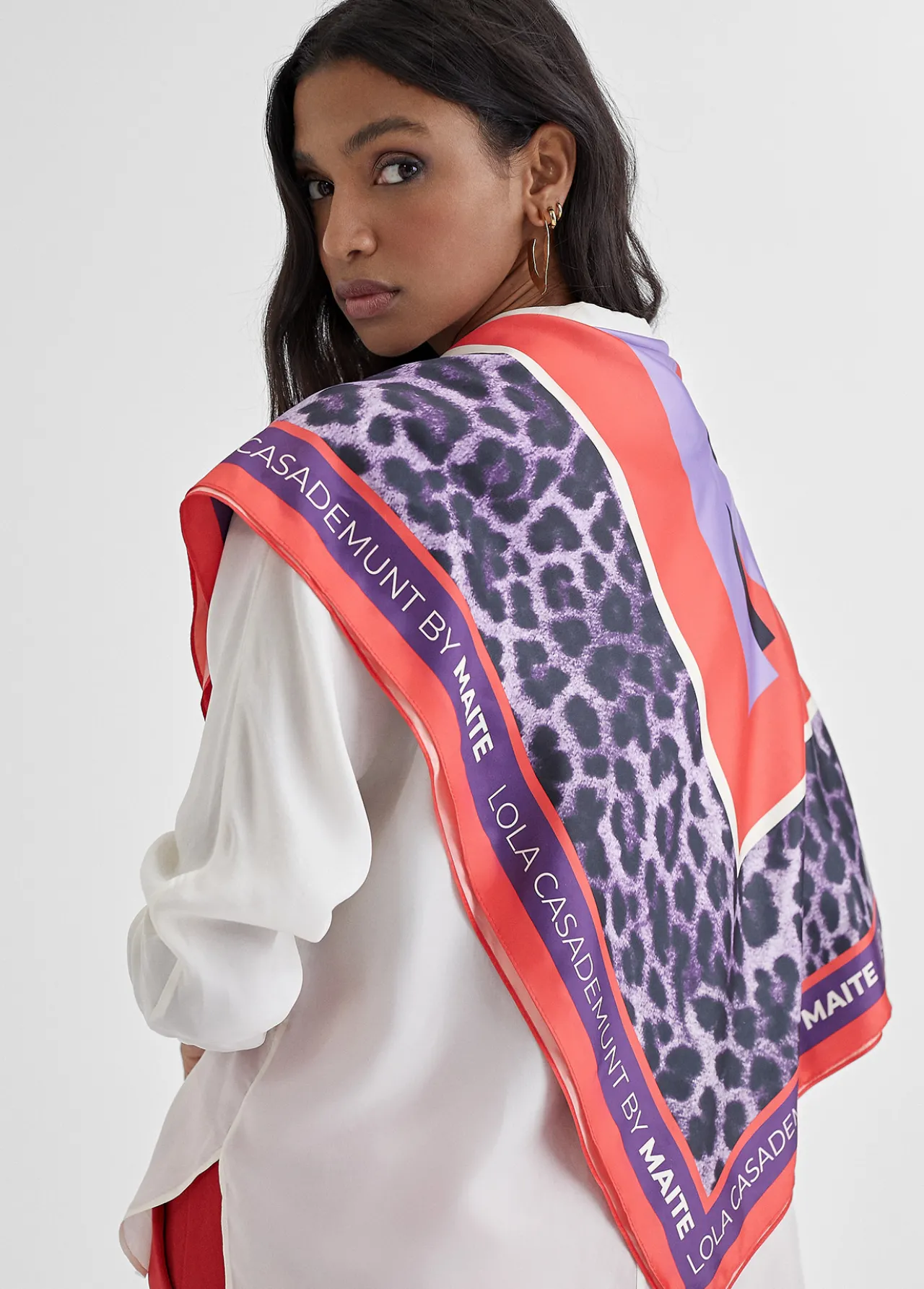 pauelo_animal_leopardo_lilas_3.webp Lola Casademunt Accesorios<Pañuelo animal leopardo lilas LILA-ROJO