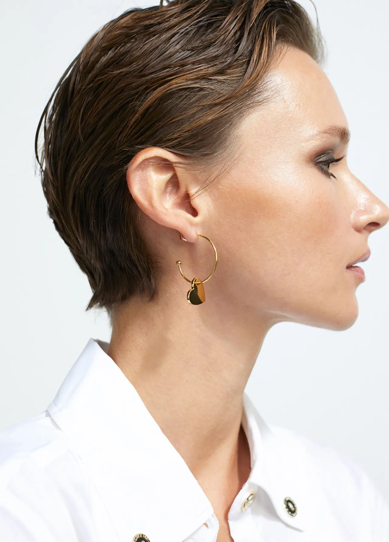 pendientes_aro_con_corazn_1.webp Lola Casademunt Pendientes<Pendientes aro con corazón DORADO