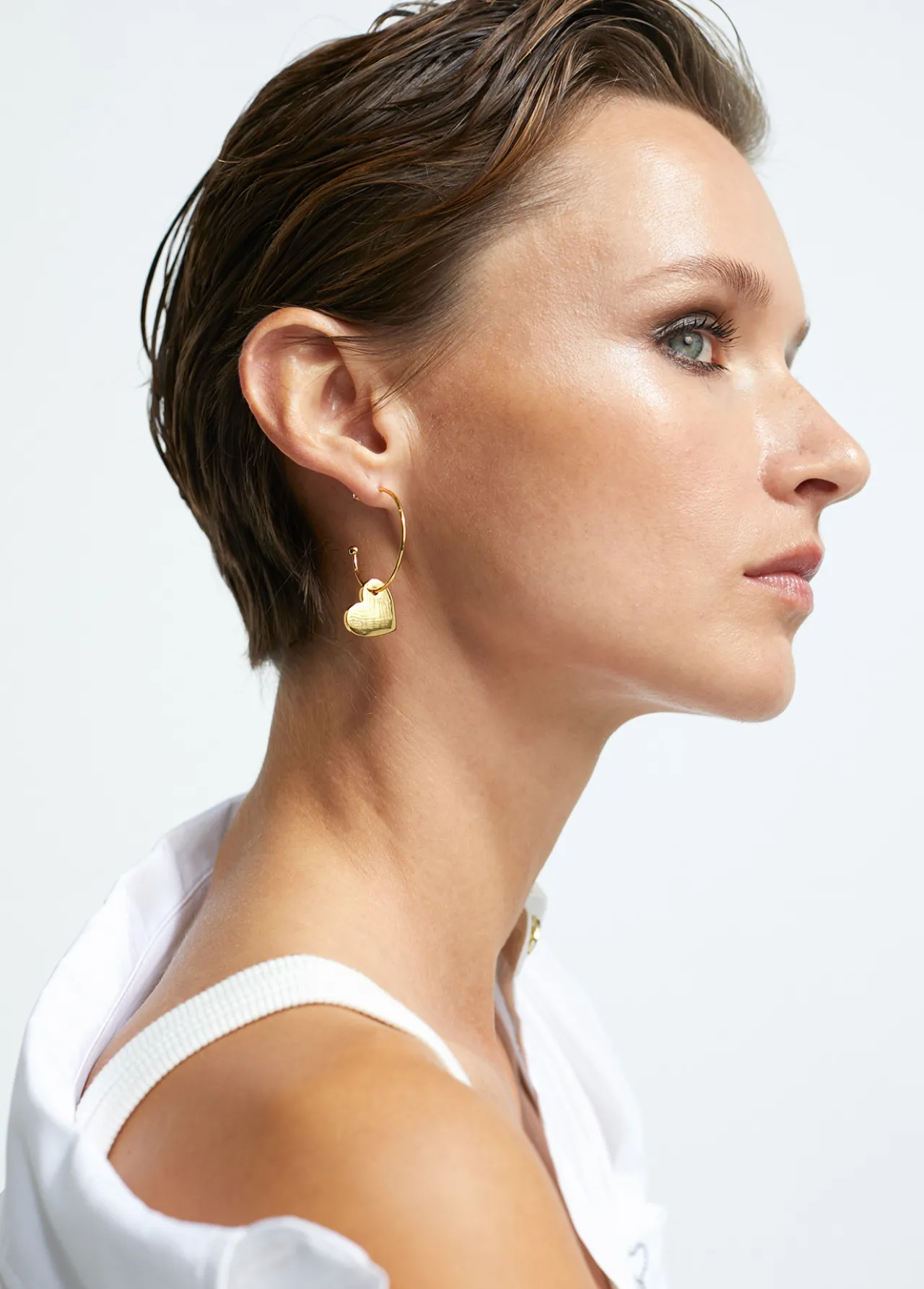 pendientes_aro_con_corazn_5.webp Lola Casademunt Pendientes<Pendientes aro con corazón DORADO