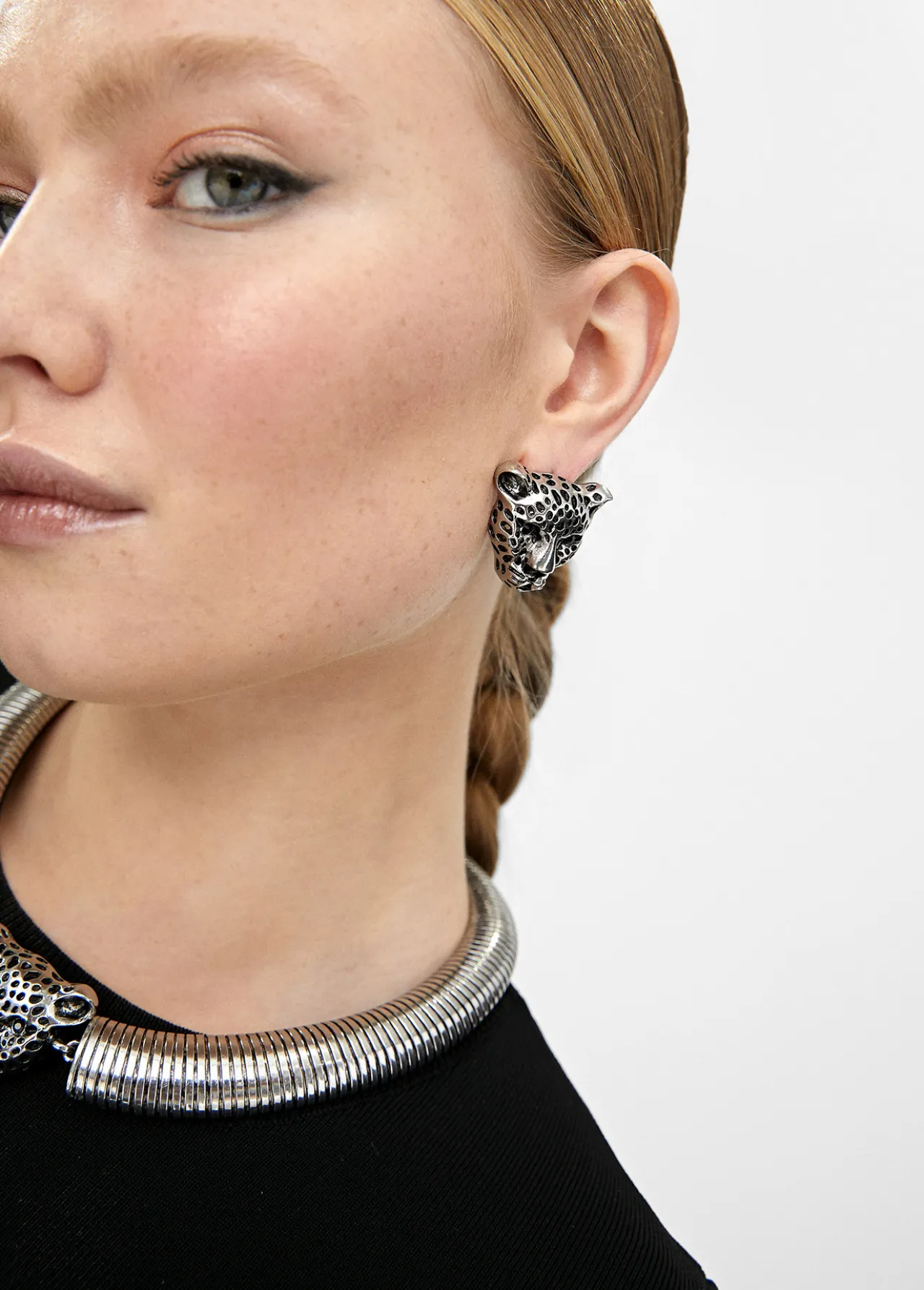 pendientes_cara_leopardo_3-1.webp Lola Casademunt Bisuteria<Pendientes cara leopardo DORADO