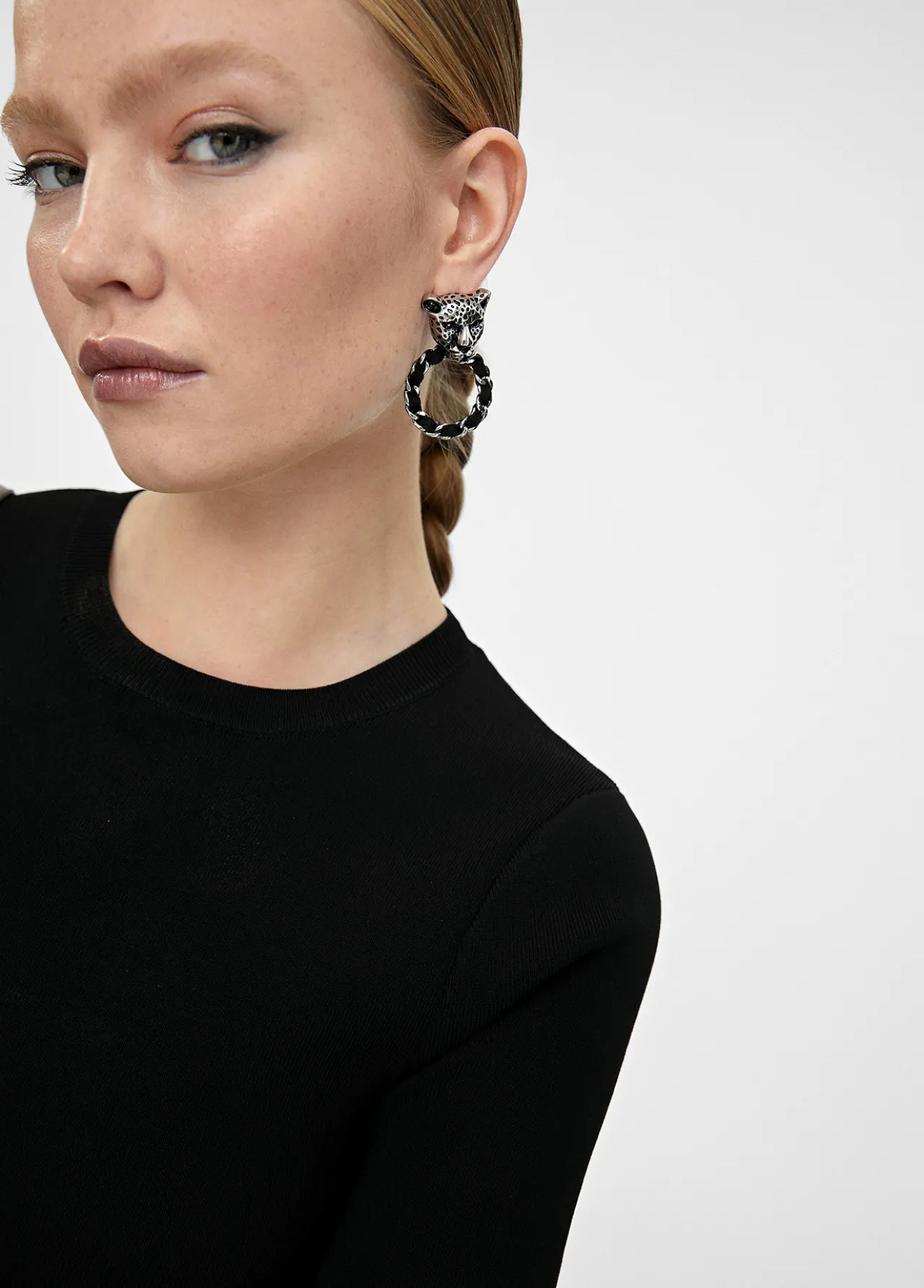 pendientes_cara_leopardo_y_aro_4-1.webp Lola Casademunt Bisuteria<Pendientes cara leopardo y aro DORADO