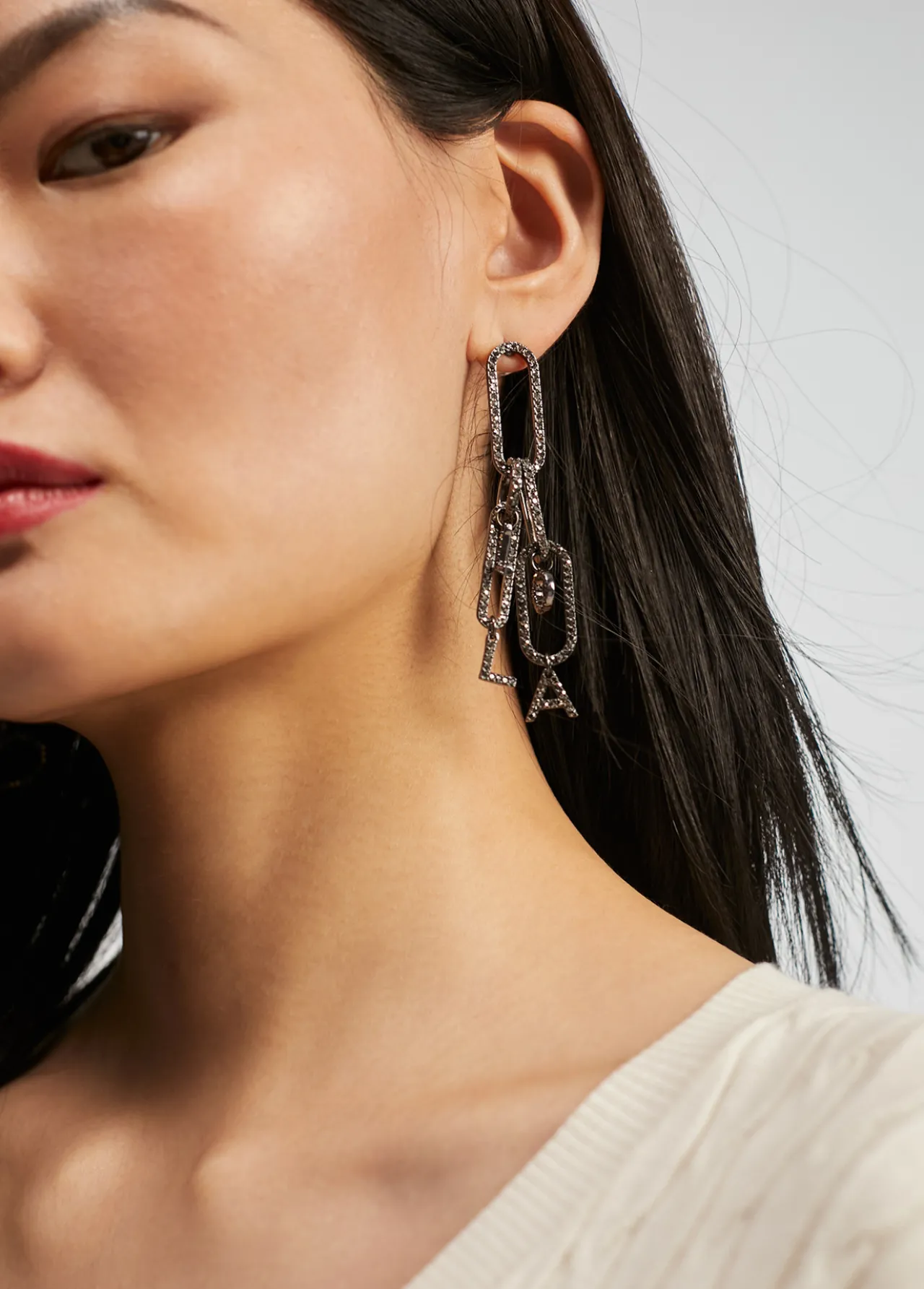 pendientes_colgantes_y_cristales_1.webp Lola Casademunt Pendientes<Pendientes colgantes y cristales GRISMETALIZADO