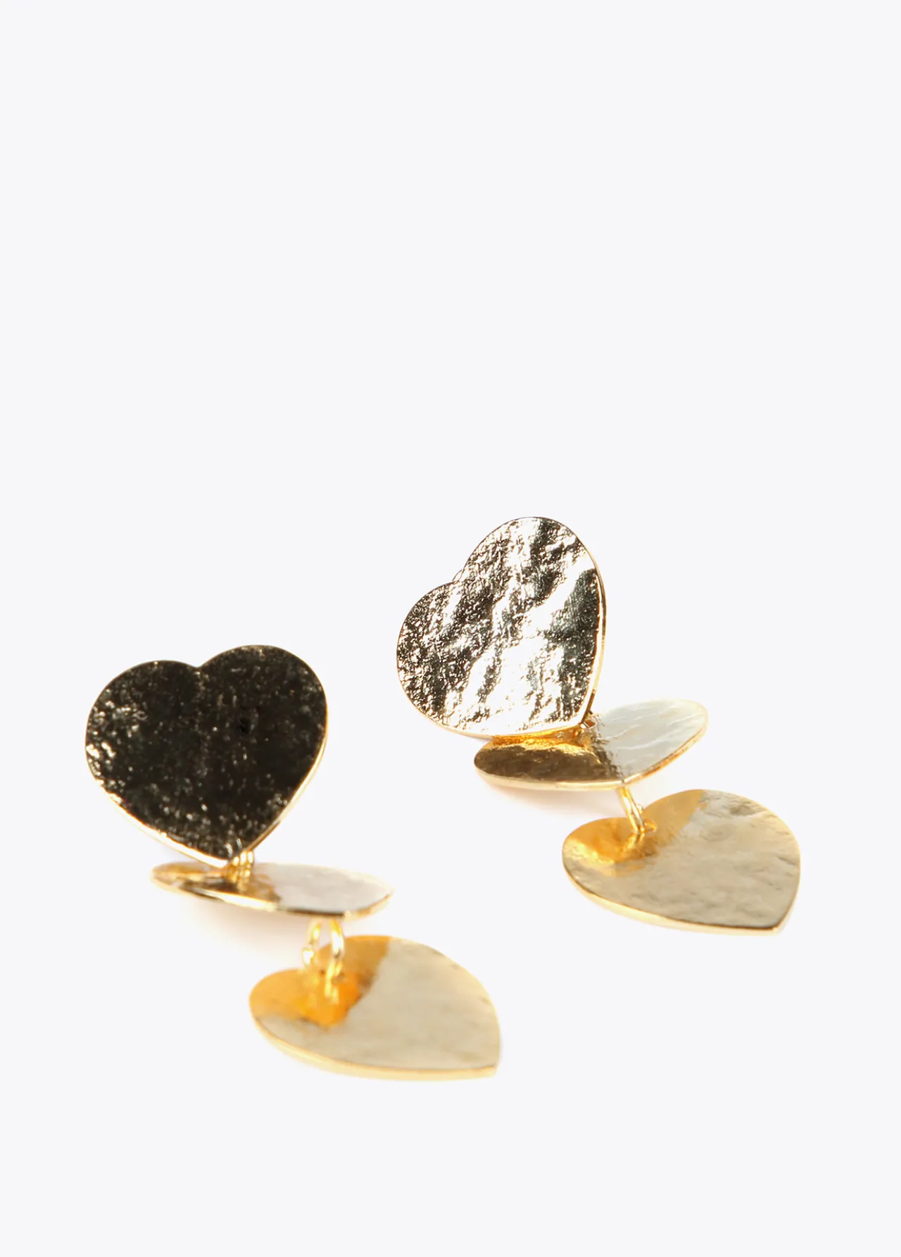pendientes_con_corazones_0-1.webp Lola Casademunt Bisuteria<Pendientes con corazones DORADO