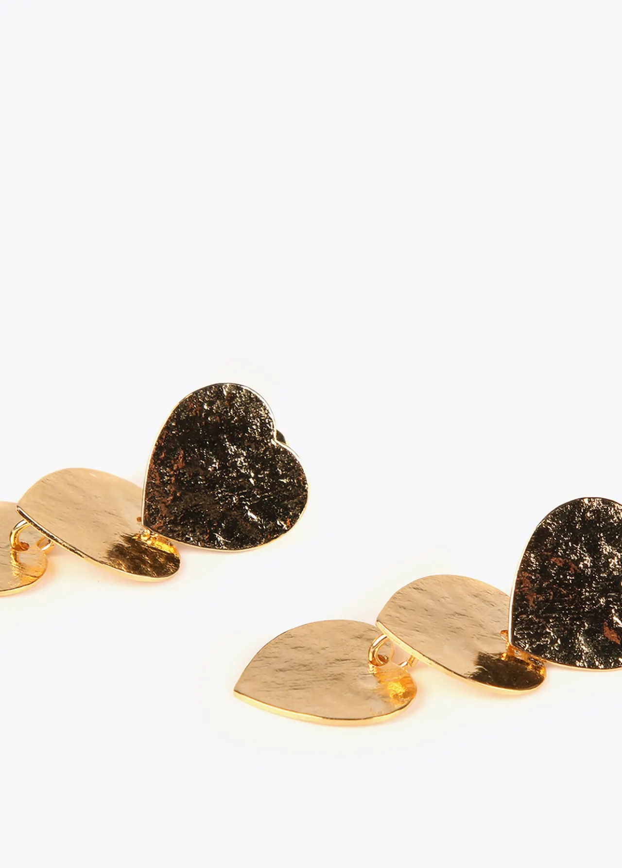 pendientes_con_corazones_1-1.webp Lola Casademunt Bisuteria<Pendientes con corazones DORADO