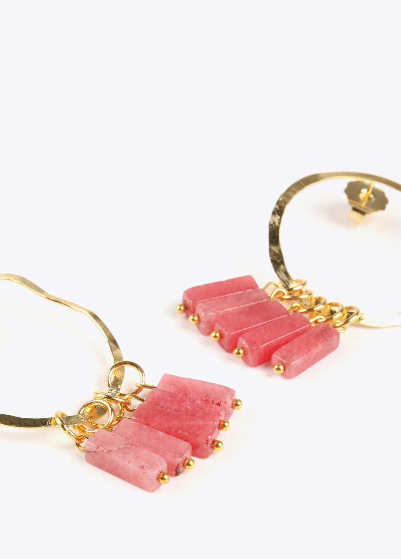 pendientes_de_aro_con_piedras_naturales_2.webp Lola Casademunt Bisuteria<Pendientes de aro con piedras naturales CORAL