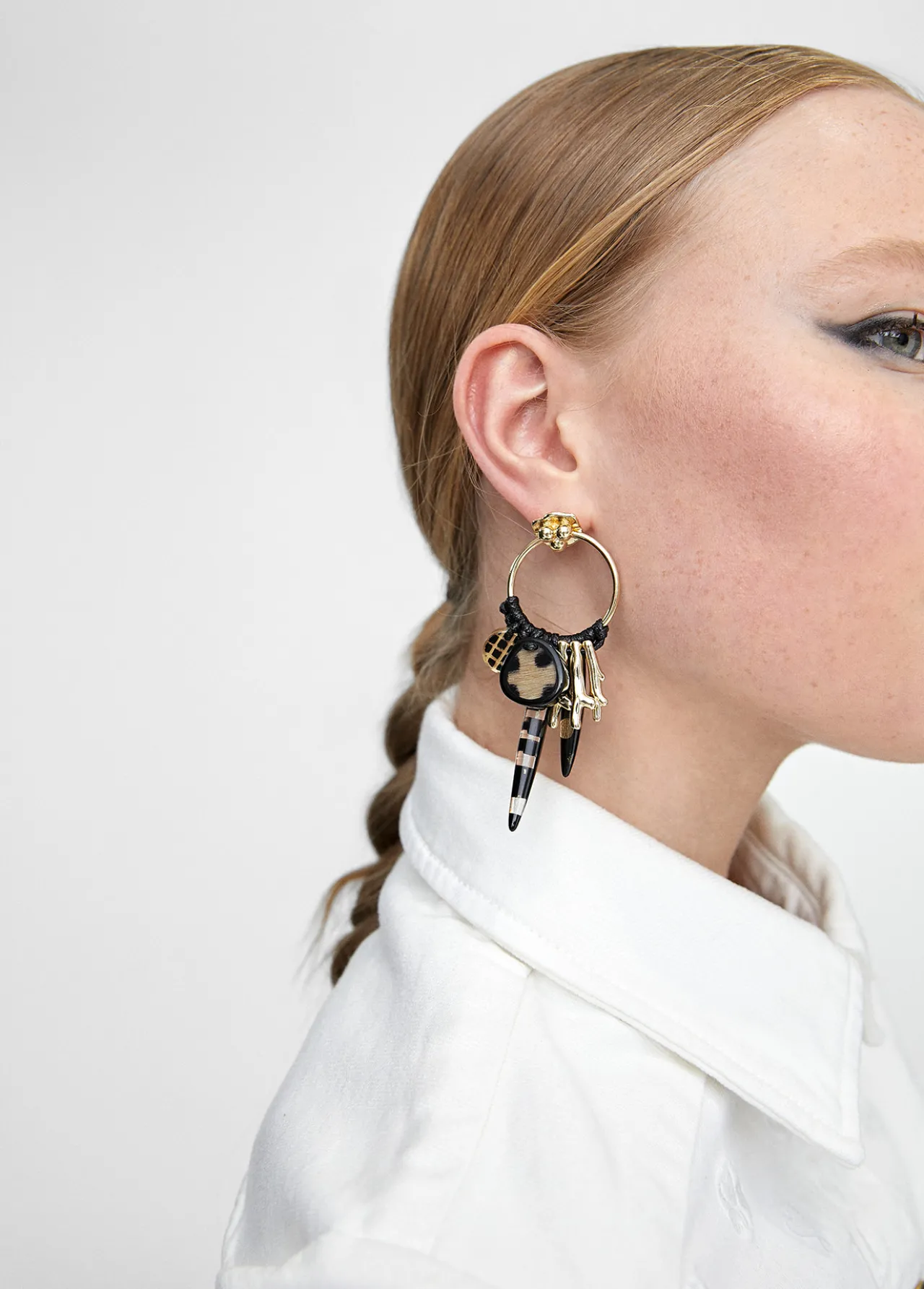 pendientes_de_aro_estilo_africanos_1.webp Lola Casademunt Bisuteria<Pendientes de aro estilo africanos NEGRO