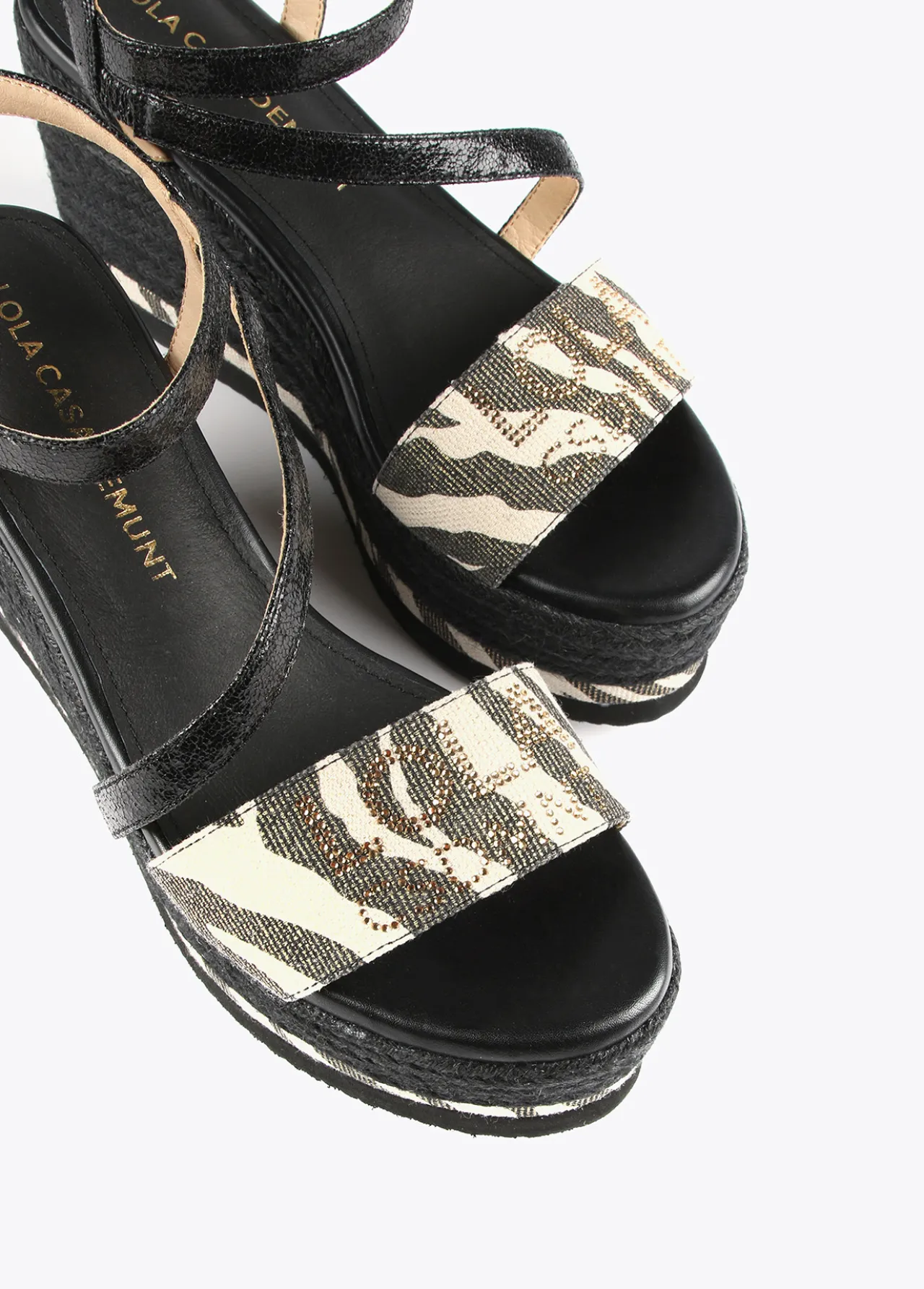 sandalia_cua_negra_y_animal_print_2.webp Lola Casademunt Calzado<Sandalia cuña negra y animal print NEGRO-CRUDO