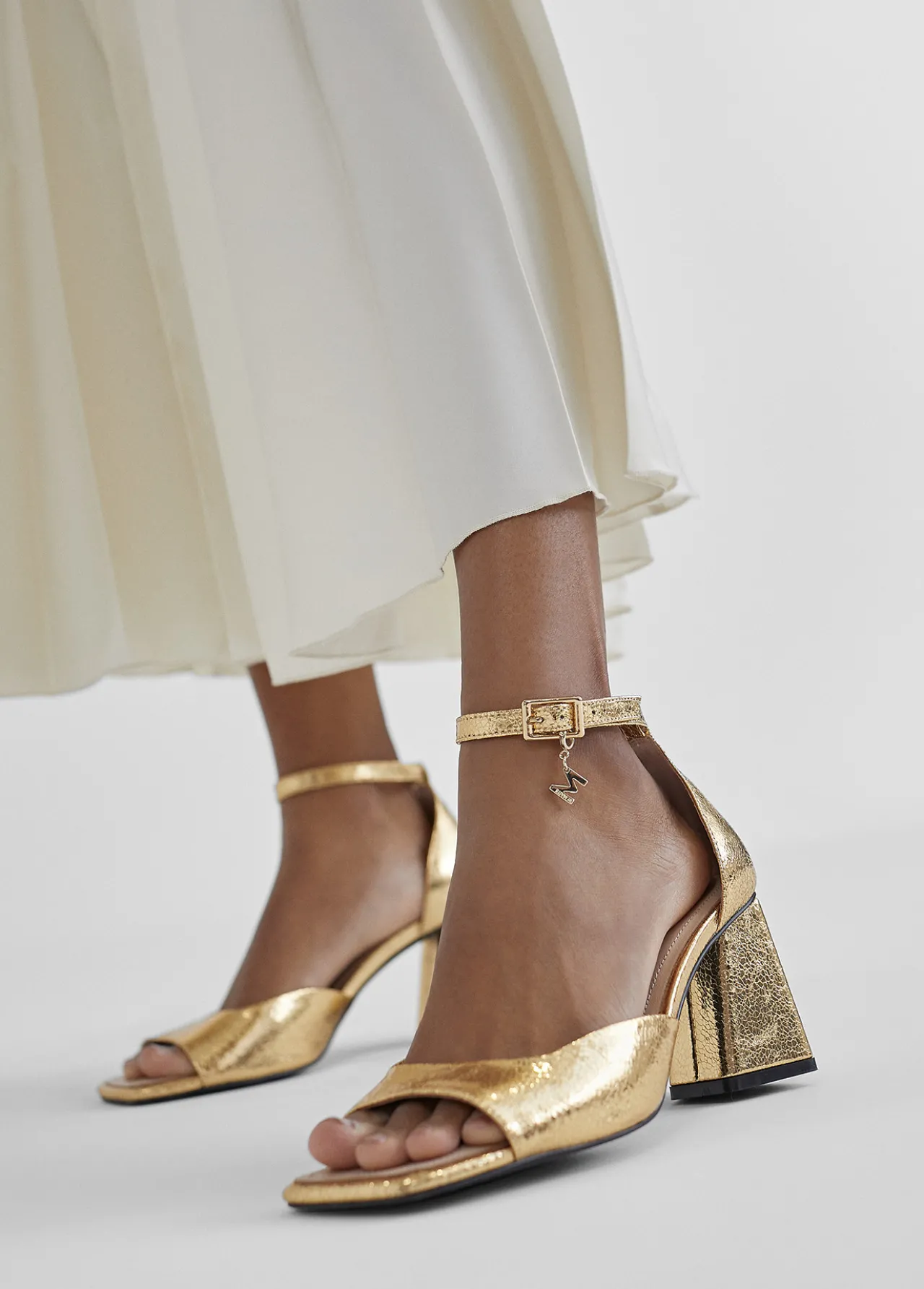 sandalia_de_tacn_2.webp Lola Casademunt Calzado<Sandalia de tacón DORADO