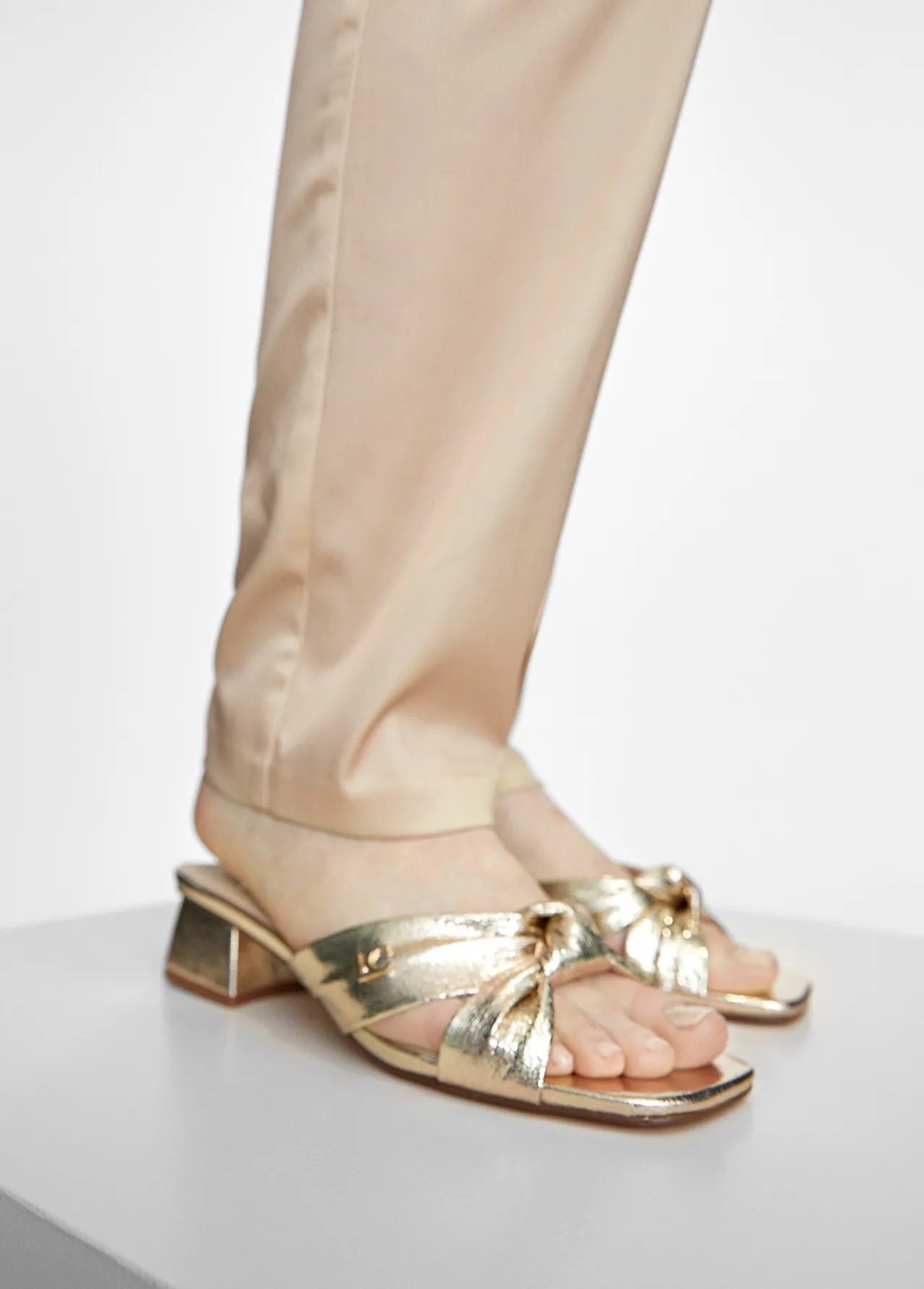sandalia_metalizada_3.webp Lola Casademunt Calzado<Sandalia metalizada DORADO