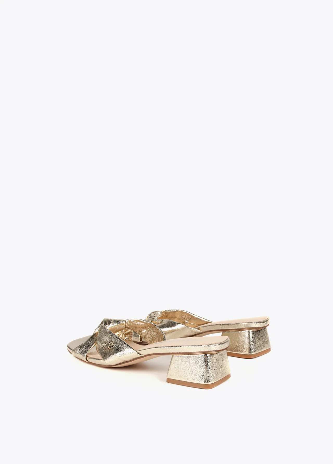 sandalia_metalizada_5.webp Lola Casademunt Calzado<Sandalia metalizada DORADO