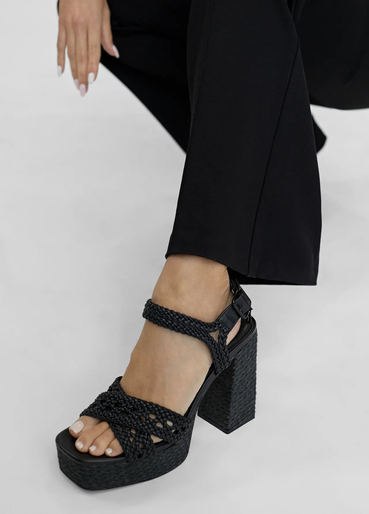sandalia_plataforma_y_efecto_crochet_4.webp Lola Casademunt Calzado<Sandalia plataforma y efecto crochet NEGRO