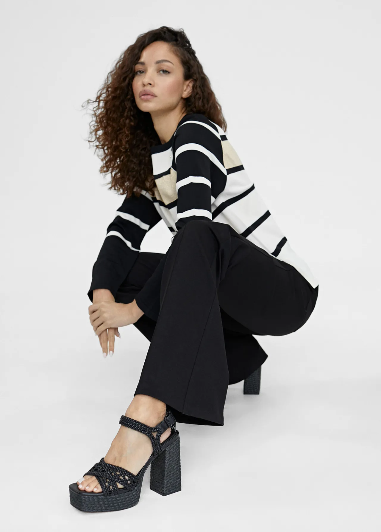 sandalia_plataforma_y_efecto_crochet_5.webp Lola Casademunt Calzado<Sandalia plataforma y efecto crochet NEGRO