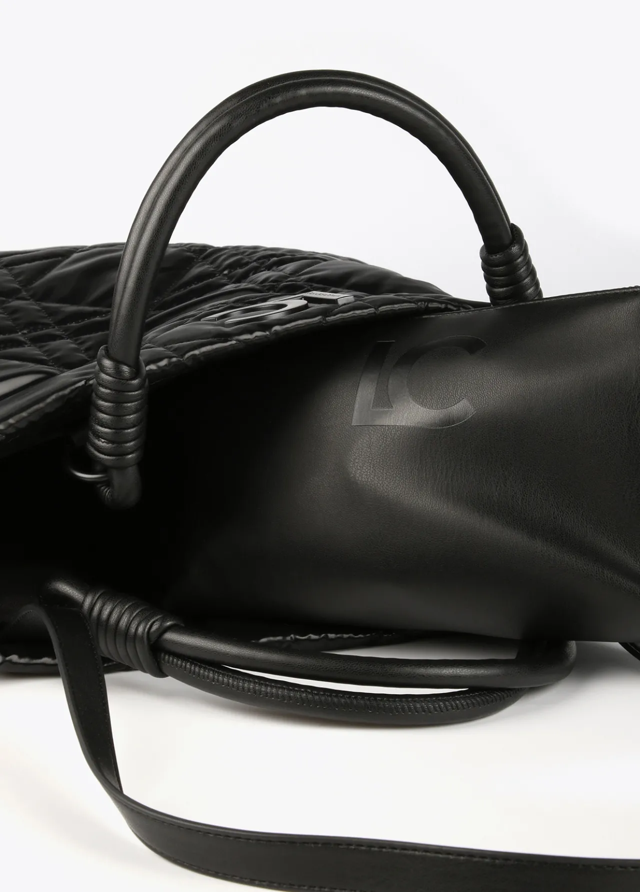 shopper_acolchado_efecto_brillante_3.webp Lola Casademunt Bolsos Shopper | Bolsos De Hombro<Shopper acolchado efecto brillante NEGRO