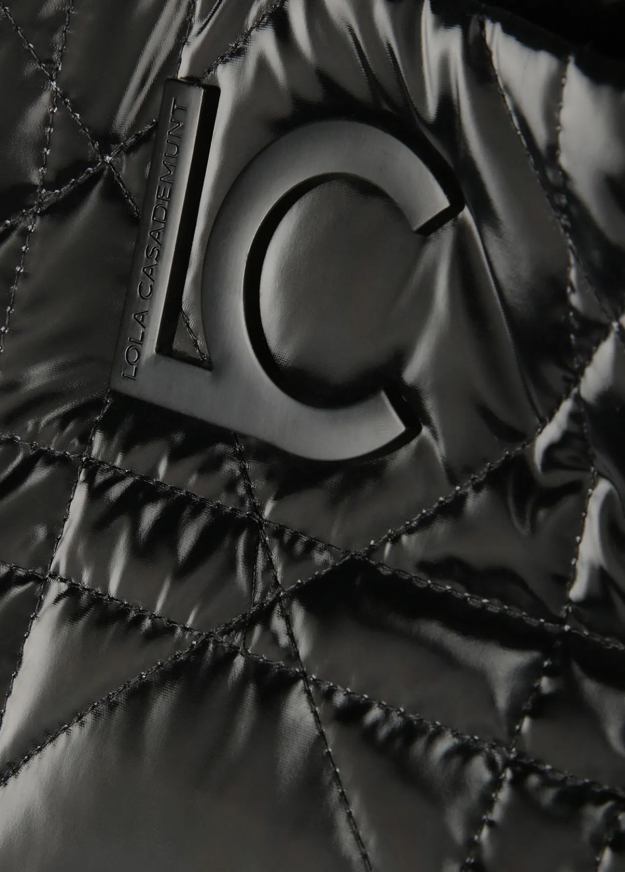 shopper_acolchado_efecto_brillante_6.webp Lola Casademunt Bolsos Shopper | Bolsos De Hombro<Shopper acolchado efecto brillante NEGRO