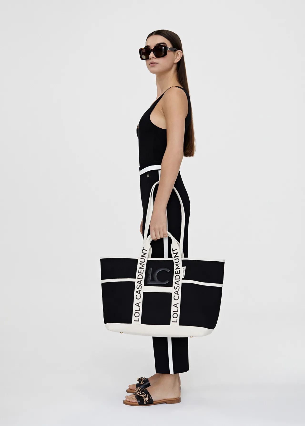 shopper_canvas_con_asas_logotipadas_1.webp Lola Casademunt Bolsos<Shopper Canvas con asas logotipadas NEGRO-CRUDO