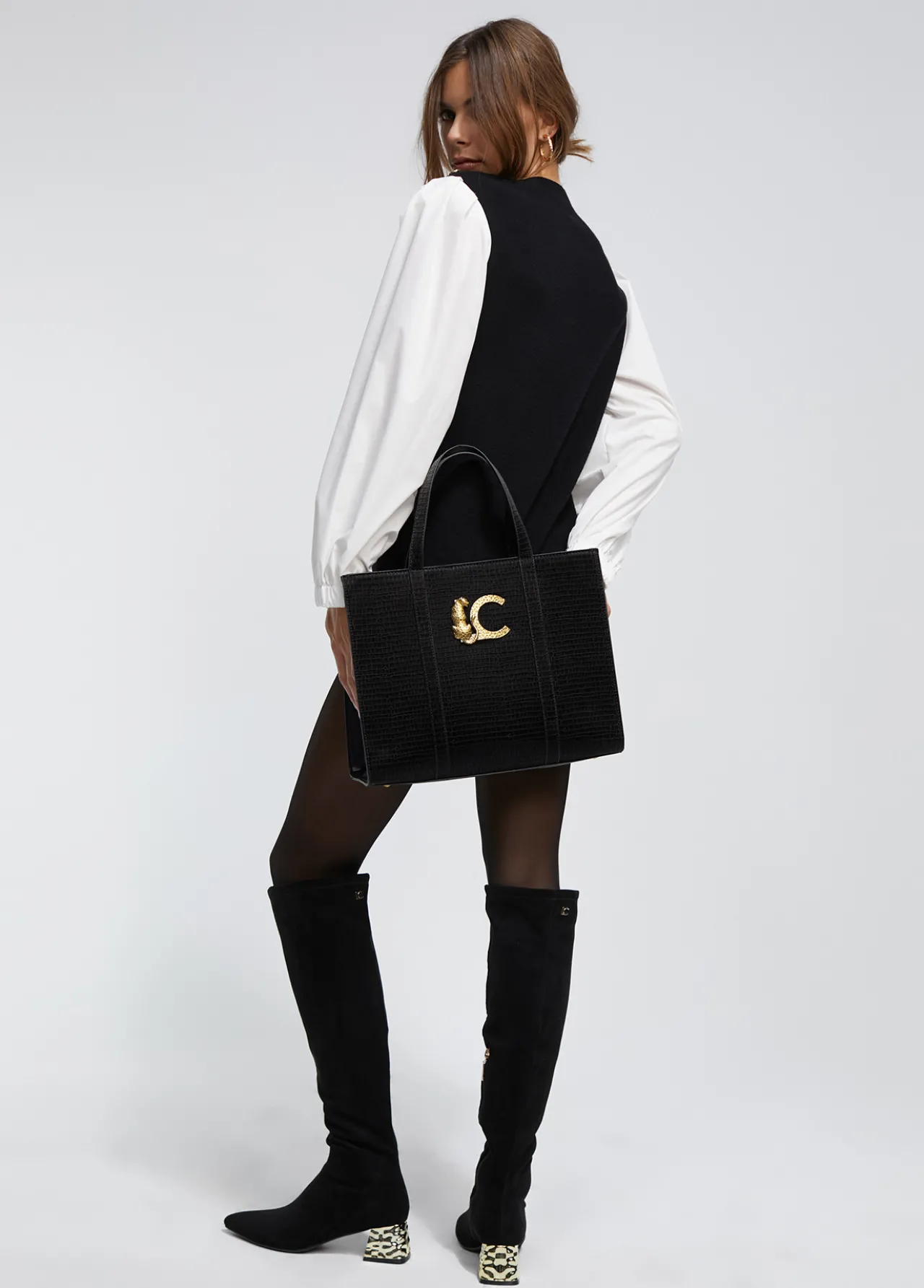 shopper_efecto_piel_cocodrilo_6.webp Lola Casademunt Bolsos Shopper | Bolsos De Hombro<Shopper efecto piel cocodrilo NEGRO