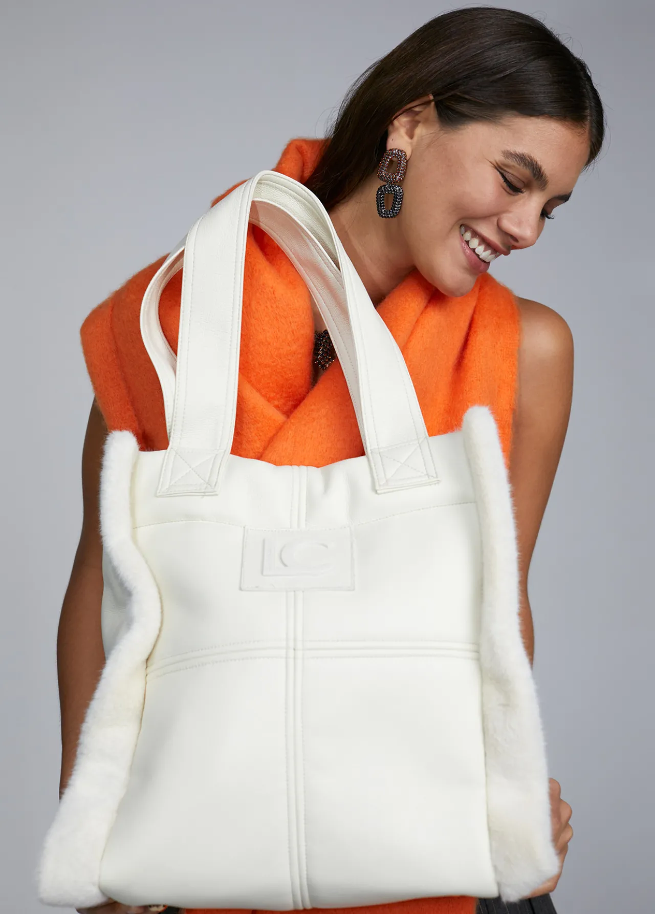 shopper_efecto_piel_y_pelo_6.webp Lola Casademunt Bolsos De Hombro | Bolsos Grandes<Shopper efecto piel y pelo NEGRO