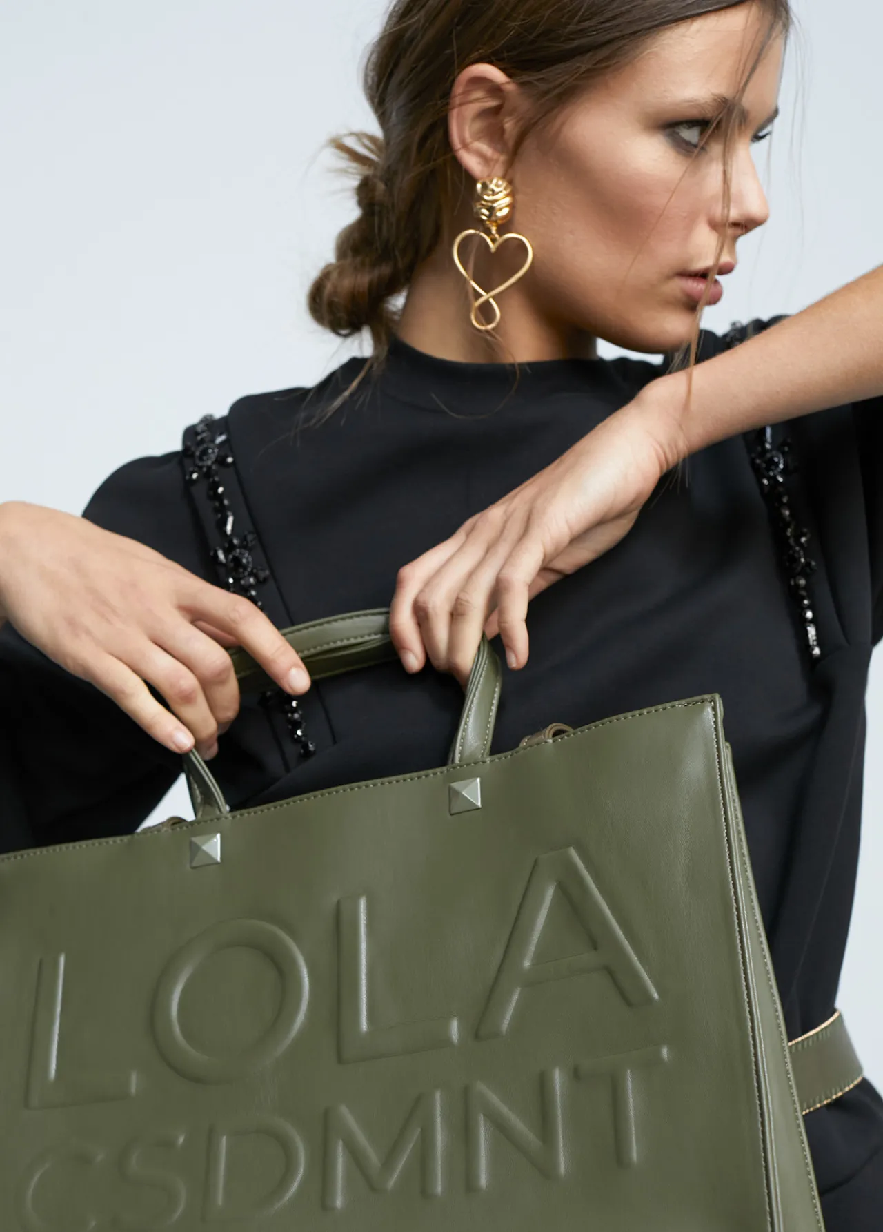 shopper_logo_relieve_3-1.webp Lola Casademunt Bolsos Shopper | Bolsos De Hombro<Shopper logo relieve KAKI