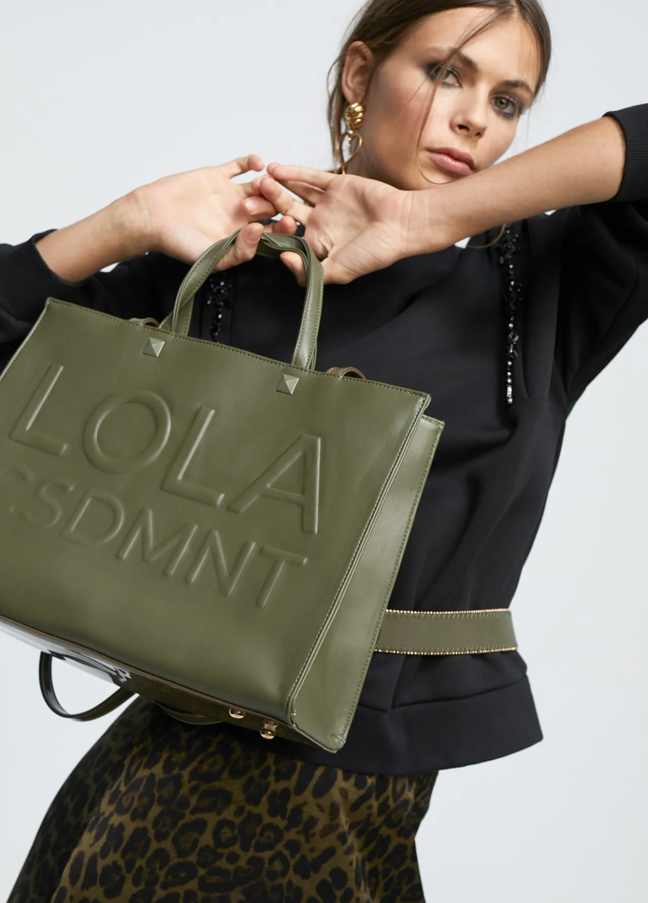 shopper_logo_relieve_4-1.webp Lola Casademunt Bolsos Shopper | Bolsos De Hombro<Shopper logo relieve KAKI