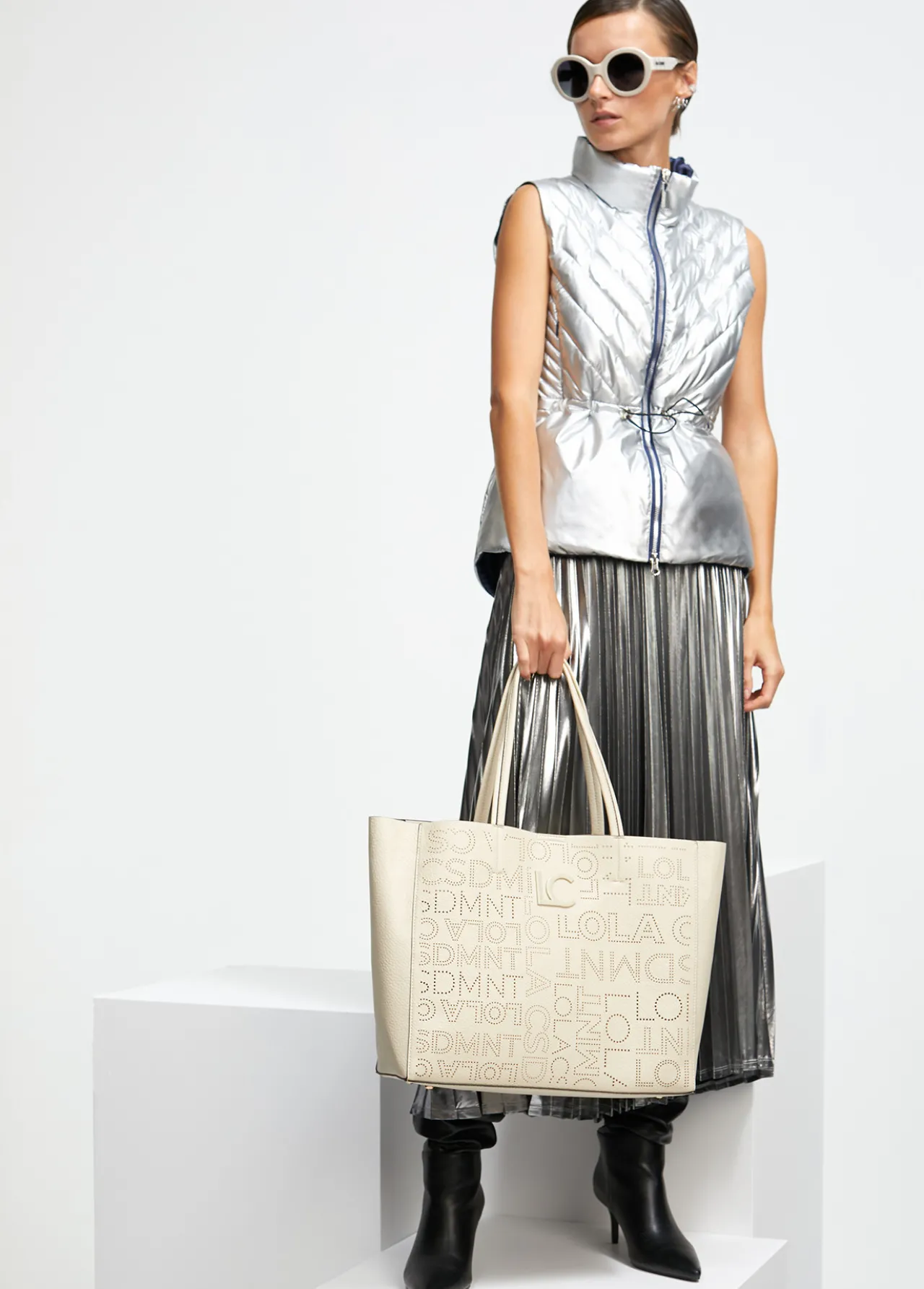 shopper_logo_troquelado_1-2.webp Lola Casademunt Bolsos Shopper | Bolsos De Hombro<Shopper logo troquelado CRUDO